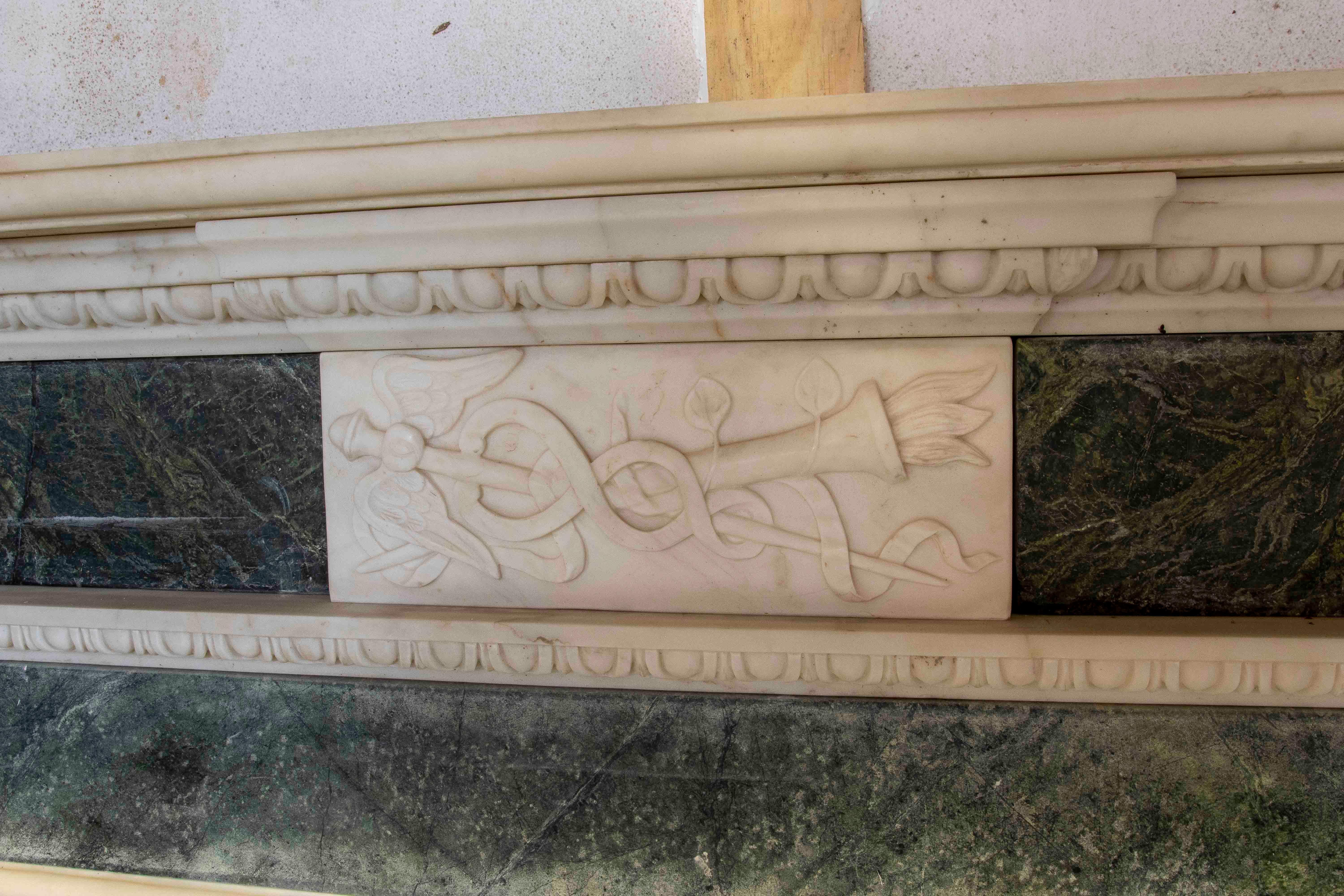 Chimenea de mármol verde y blanco de estilo neoclásico de los años 90 Tallado a mano en venta