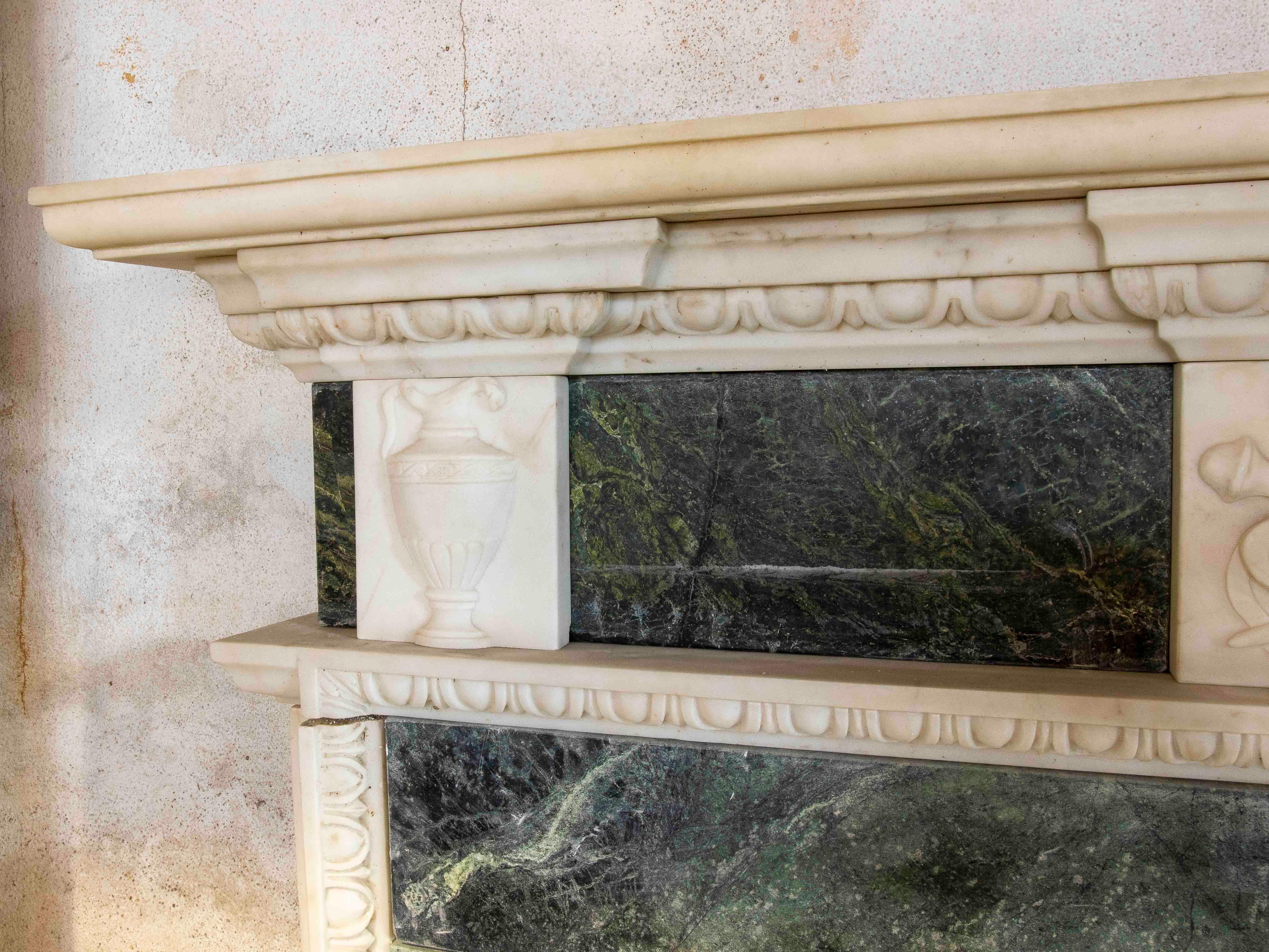 Chimenea de mármol verde y blanco de estilo neoclásico de los años 90 en Bueno estado para la venta en Marbella, ES