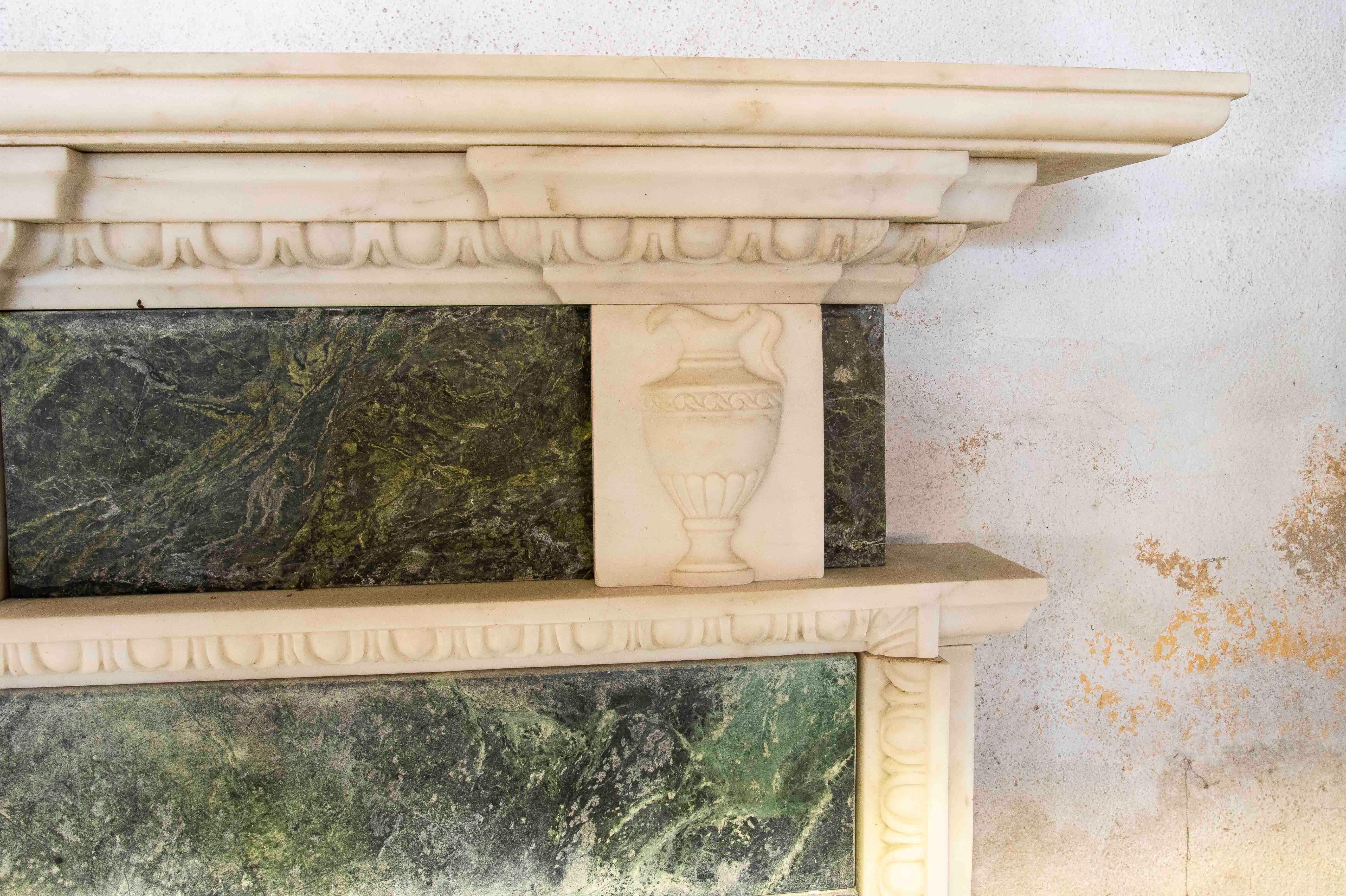 Chimenea de mármol verde y blanco de estilo neoclásico de los años 90 siglo XX en venta