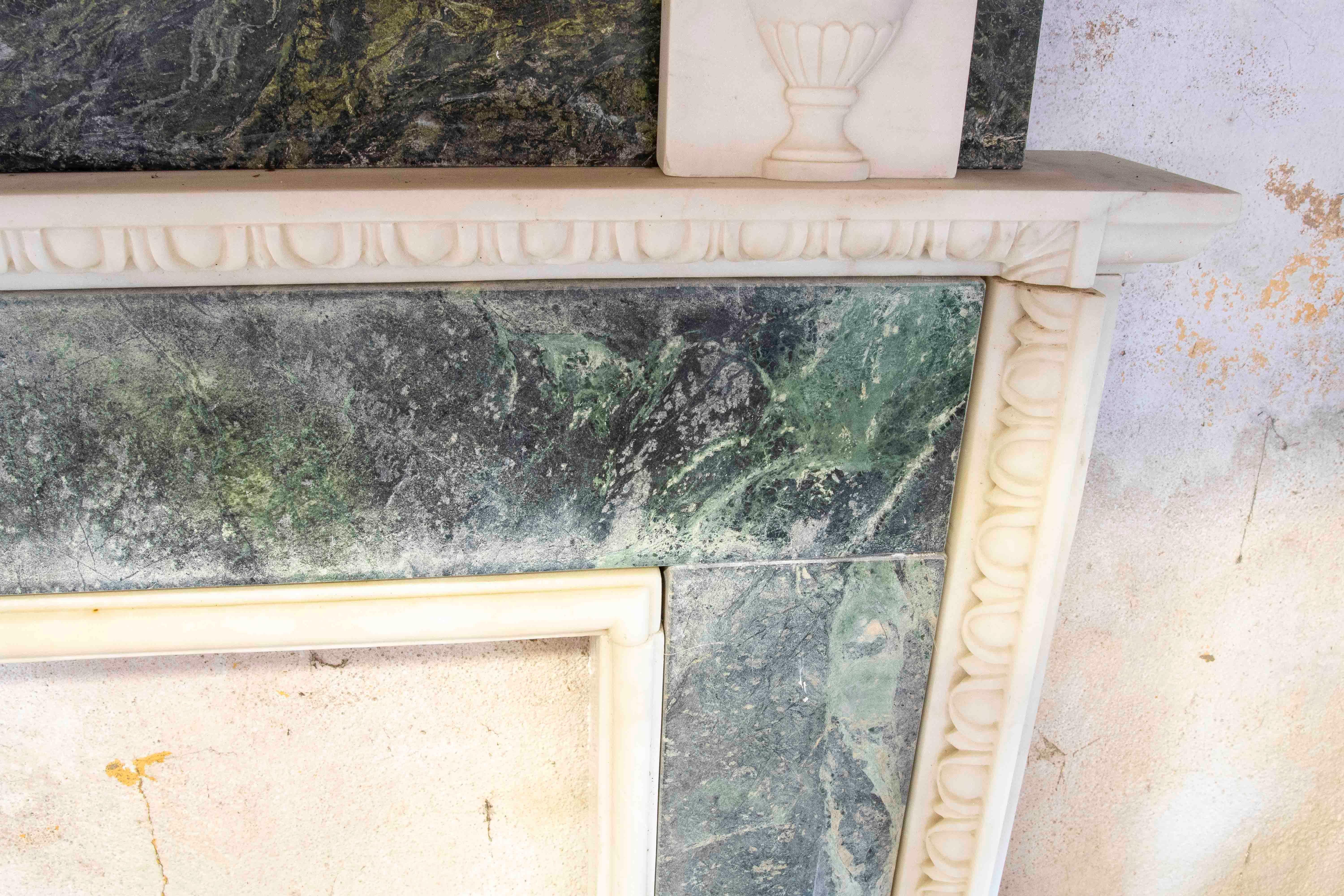 Chimenea de mármol verde y blanco de estilo neoclásico de los años 90 Mármol en venta