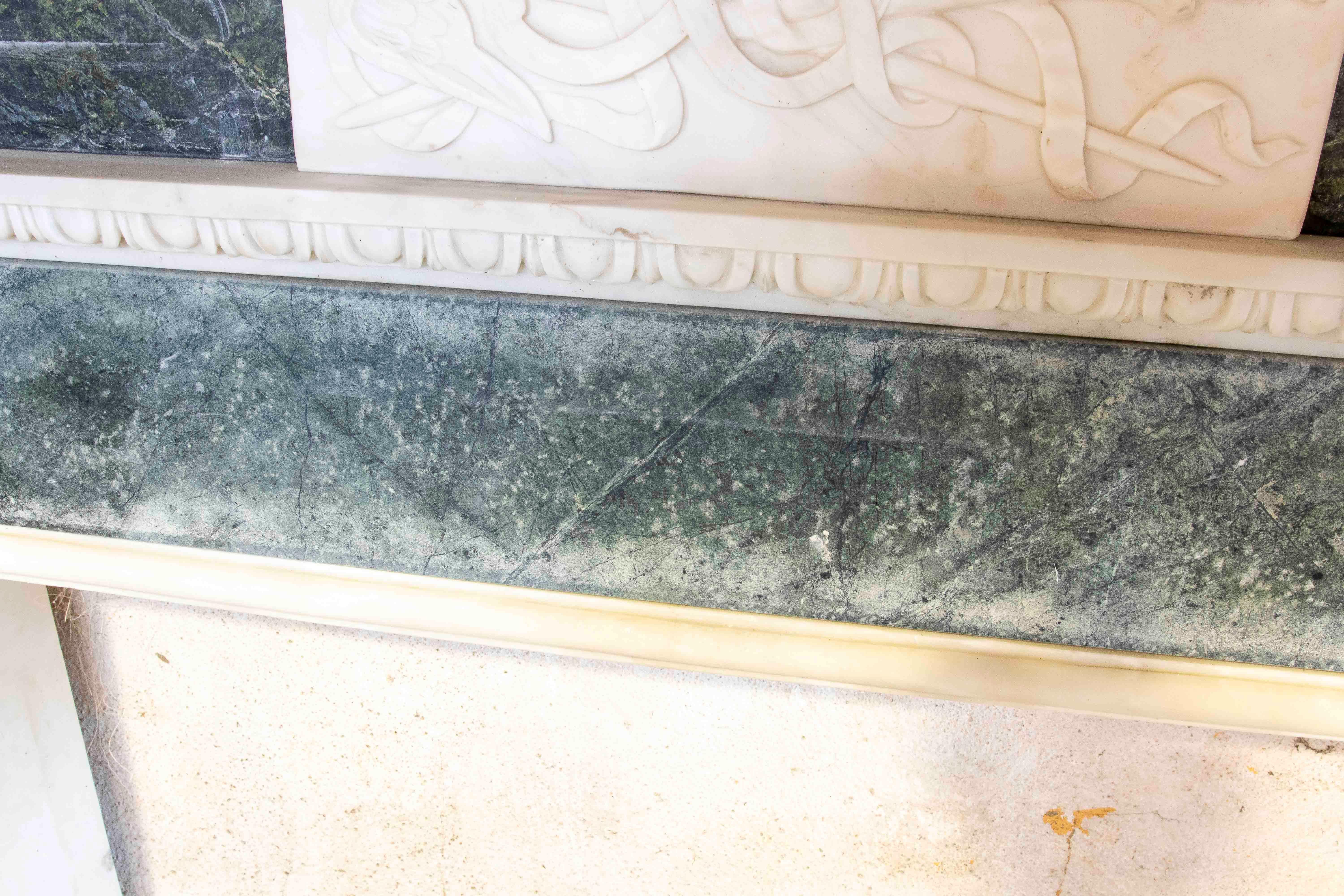 Chimenea de mármol verde y blanco de estilo neoclásico de los años 90 en venta 1