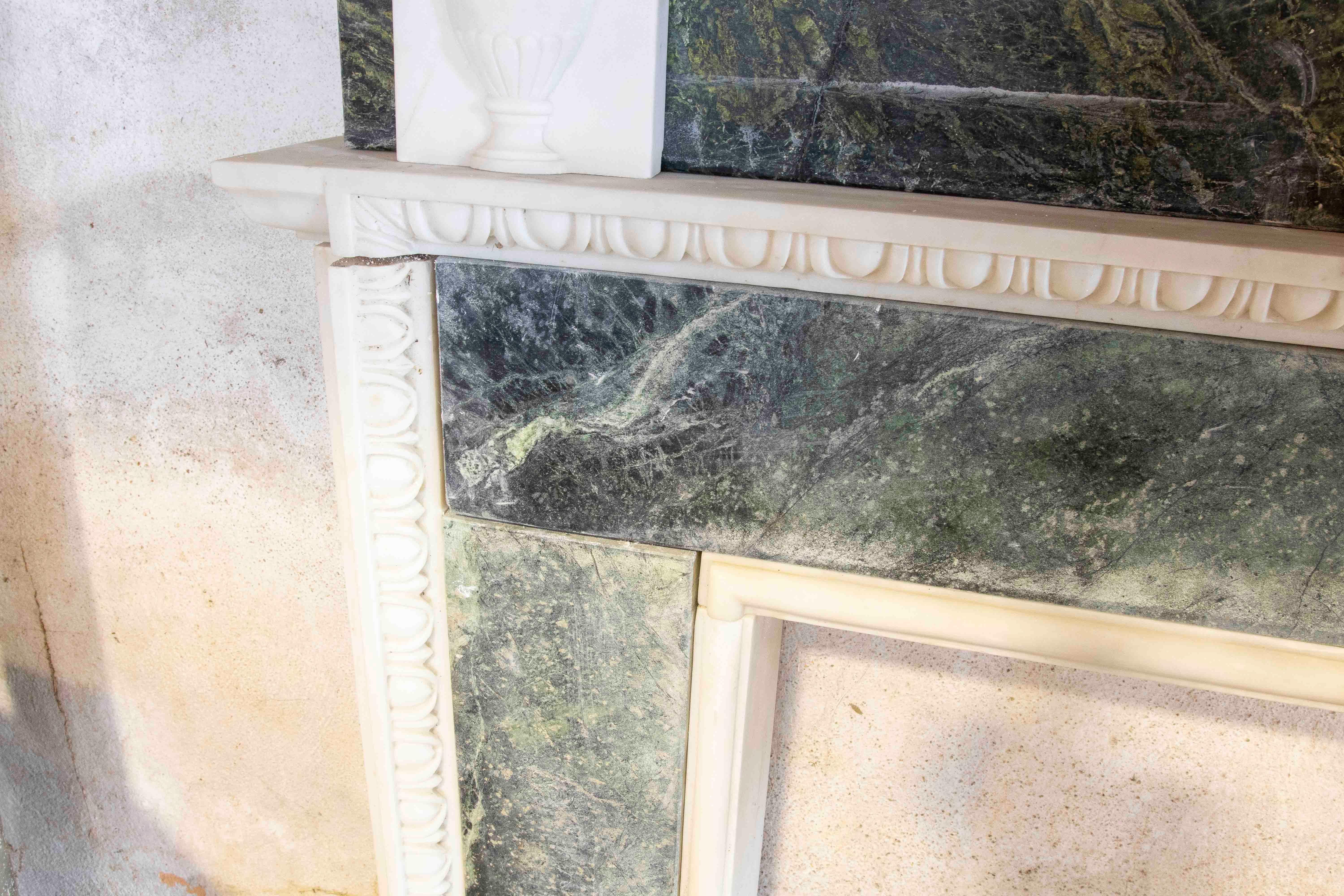 Chimenea de mármol verde y blanco de estilo neoclásico de los años 90 en venta 2