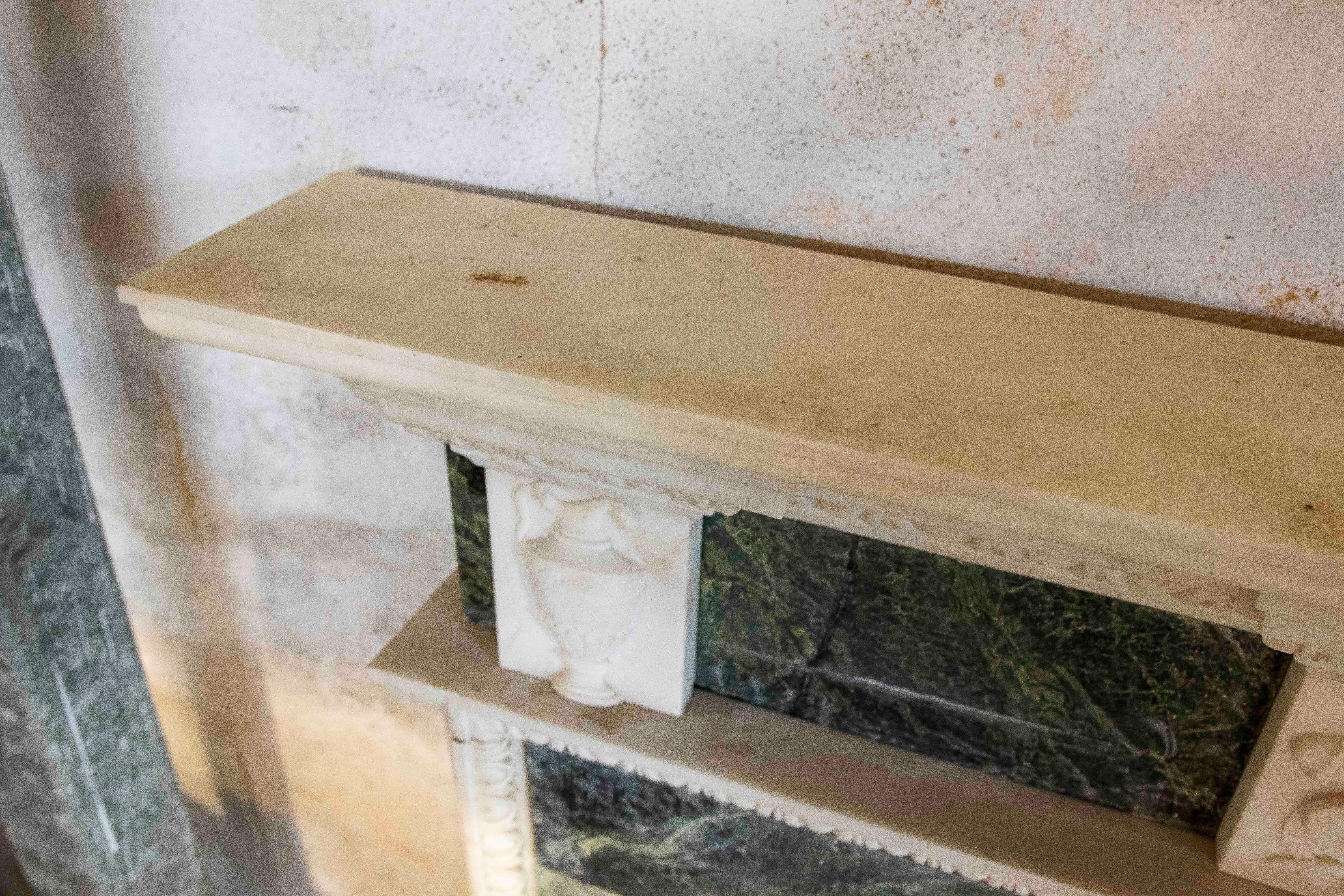 Chimenea de mármol verde y blanco de estilo neoclásico de los años 90 en venta 3