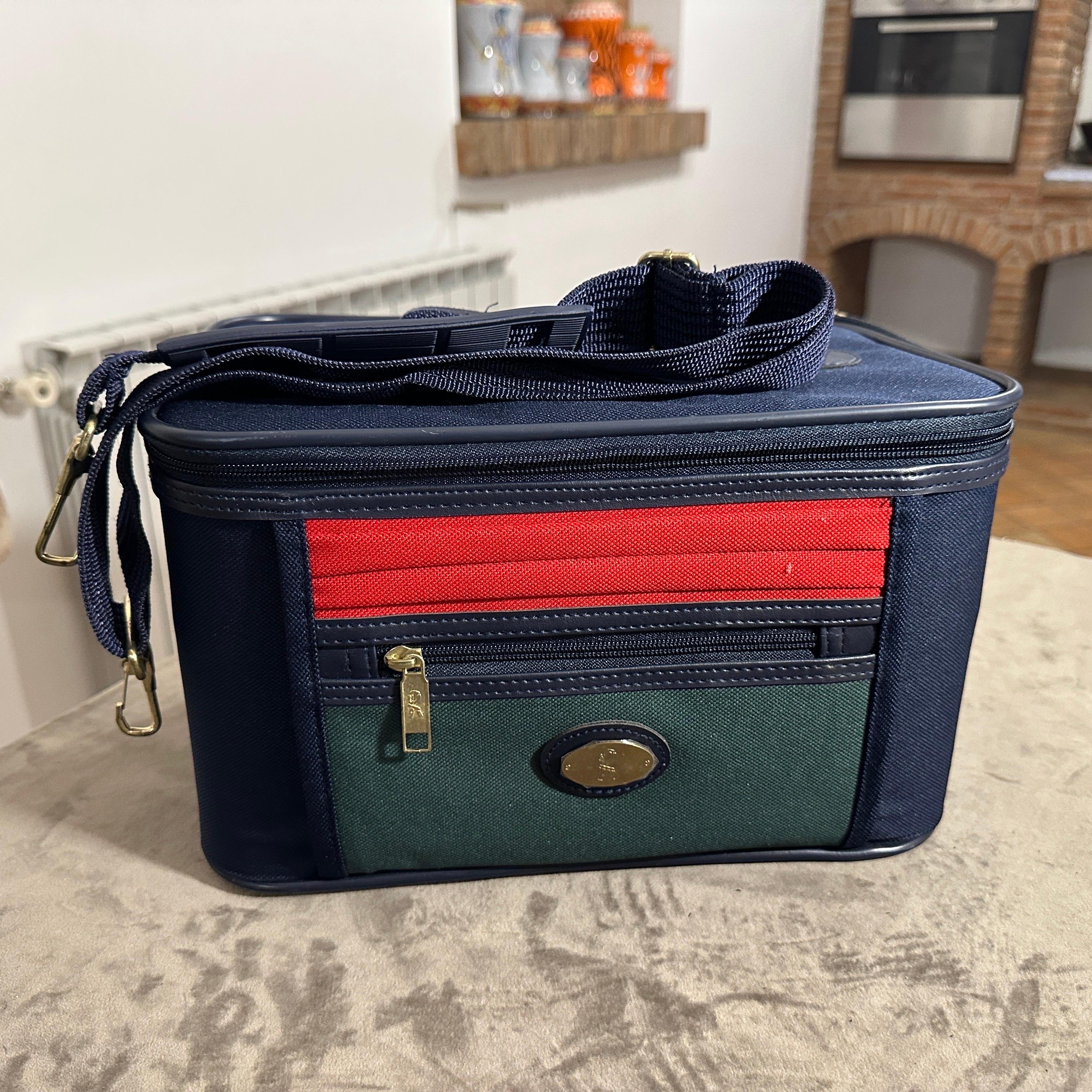 Il s'agit d'une trouvaille incroyablement rare, un coffret de beauté Roberta di Camerino des années 1990 qui n'a jamais été utilisé et qui incarne parfaitement le luxe sophistiqué des voyages de l'époque. Ce vanity case de forme carrée est fabriqué