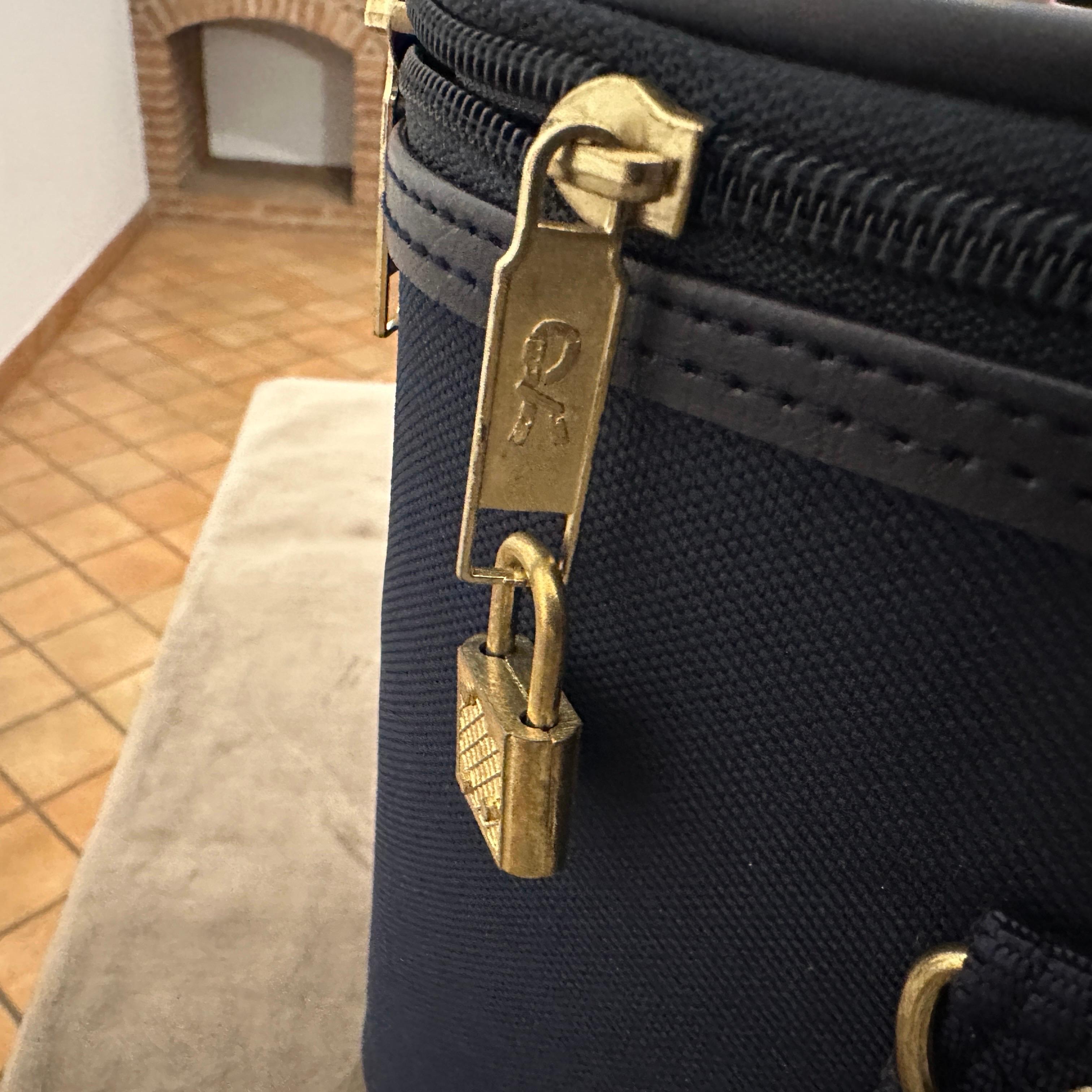 1990 Trousse de beauté en tissu et cuir, jamais utilisée, par Roberta Di Camerino en vente 3