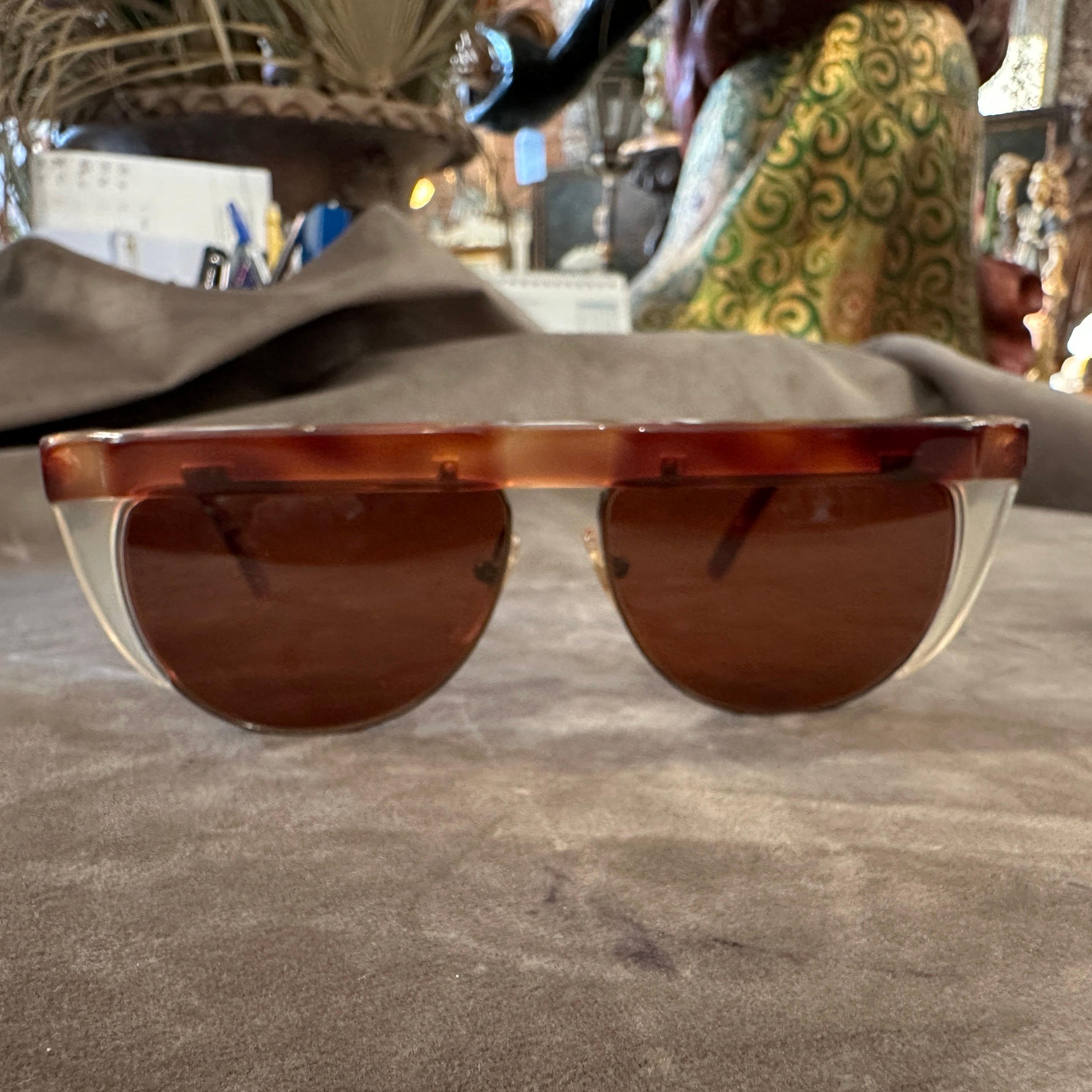 Ces lunettes de soleil sont une pièce vintage des années 1990, fabriquée par la marque de luxe italienne Trussardi. Ils présentent un design saisissant et de haute qualité qui met l'accent sur une esthétique audacieuse et élégante. La monture se