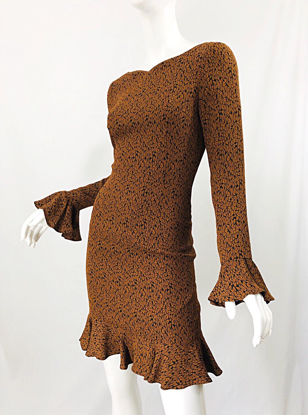 1990s Nicole Miller Leaf Print Brown Size 4 Bell Sleeve Vintage 90s Dress In Excellent Condition For Sale In San Diego, CA