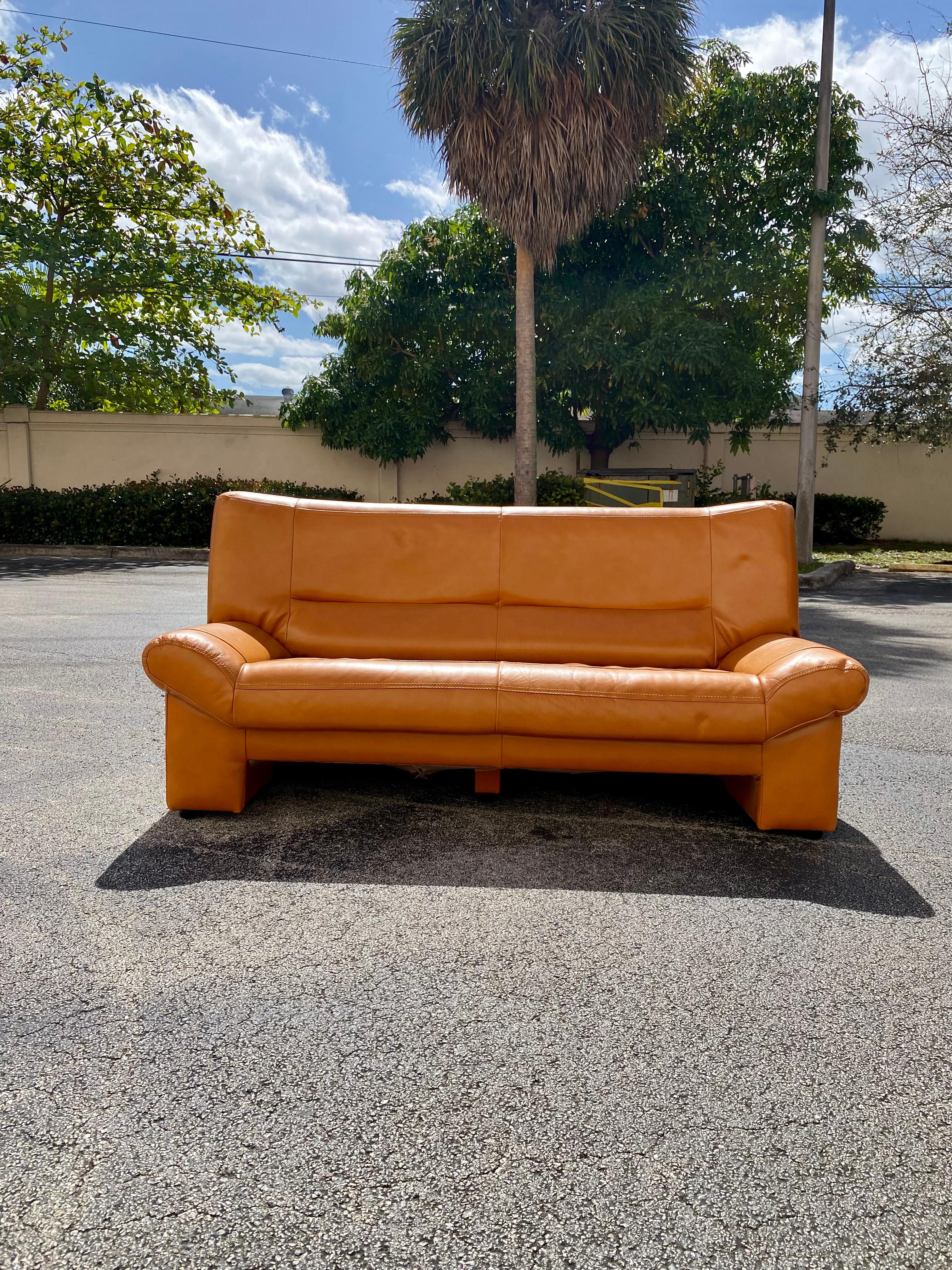 1990s Nicoletti Salotti Post-Modern & Sleek Fine Tan Leather Sofa In Good Condition For Sale In Fort Lauderdale, FL