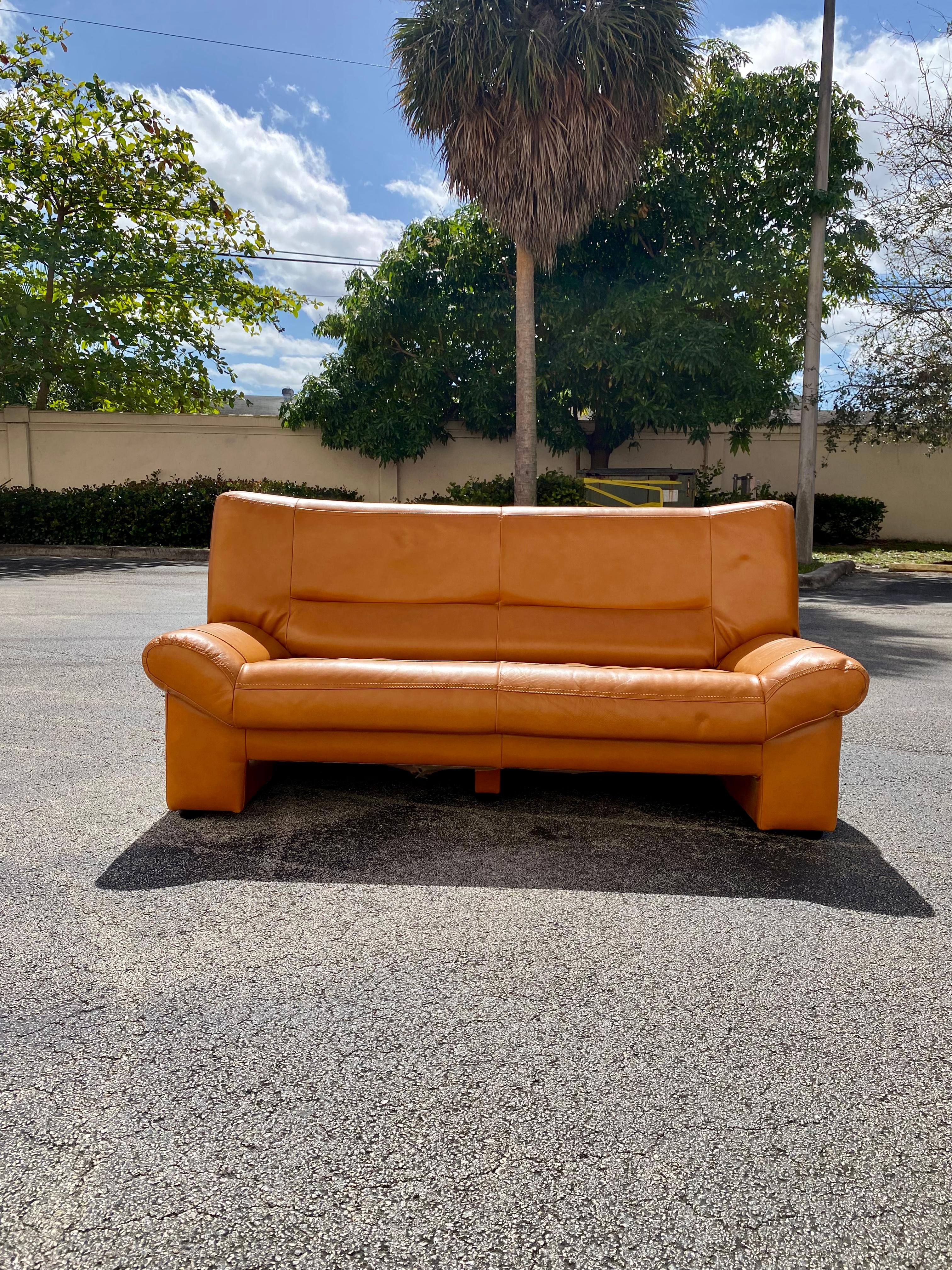 1990 Nicoletti Salotti Canapé post-moderne et épuré en cuir fin fauve Bon état - En vente à Fort Lauderdale, FL