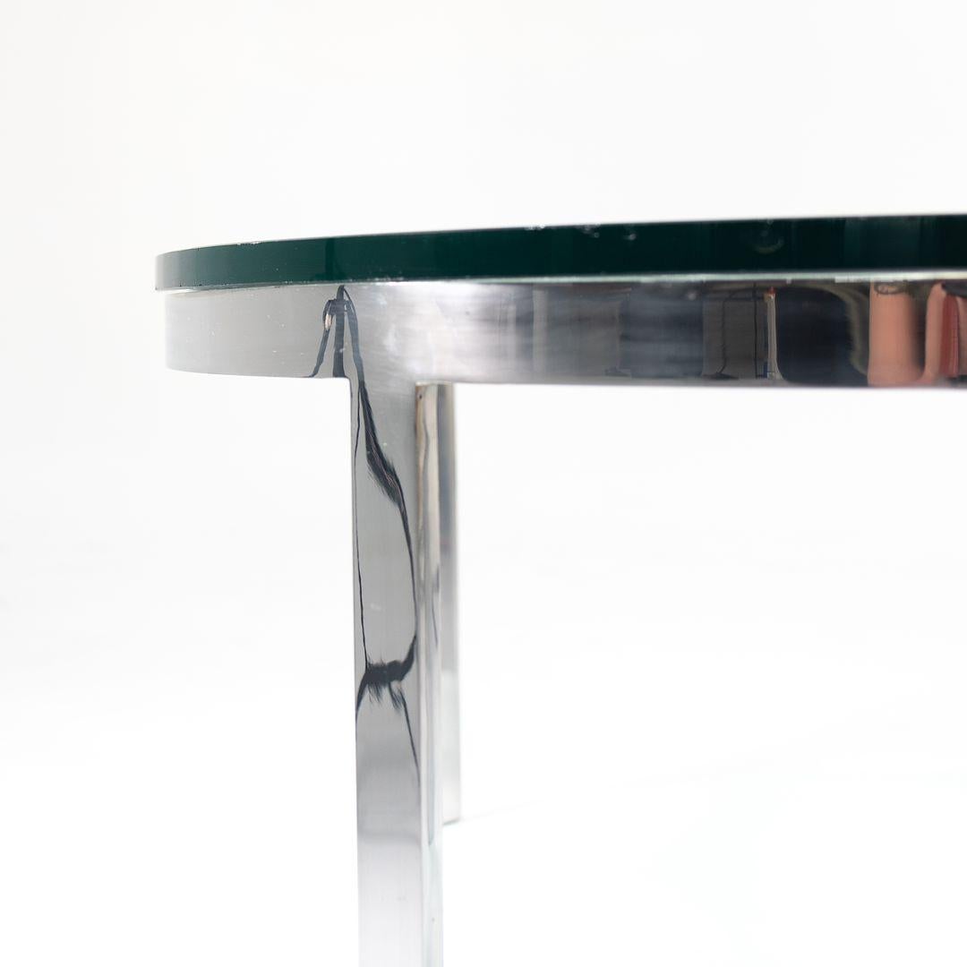 Il s'agit d'une table basse ronde, attribuée à Nicos Zographos et Zographos Designs Ltd. vers les années 1990. Il est doté d'un plateau en verre trempé épais et d'une base en acier poli. 
 
 Cette table mesure 36 pouces de diamètre et 16,5 pouces de