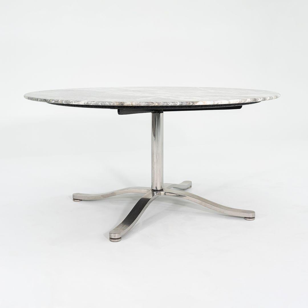 Questo è un incredibile tavolo da pranzo Nicos Zographos Alpha in acciaio inossidabile con un piano rotondo in marmo grigio levigato. Il disegno è inconfondibilmente Zographos: ha una base radiale a 4 punte 'Äúalpha'Äù che è appiattita e arrotondata