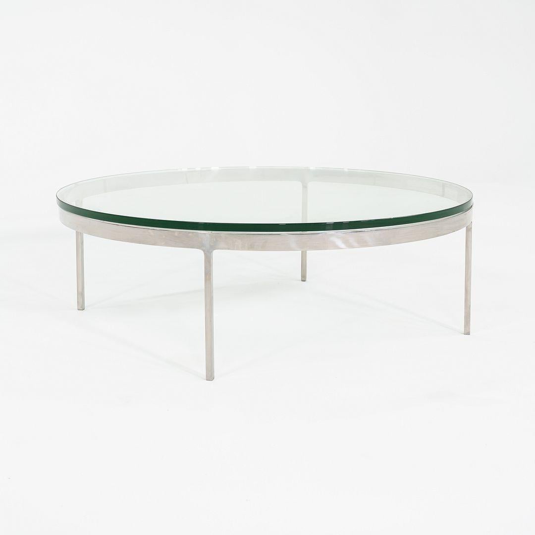 Dies ist ein runder Couchtisch TA.35.42G, der 1960 von Nicos Zographos entworfen wurde. Dieses besondere Stück wurde in den 1990er Jahren von Zographos Designs Limited in den USA hergestellt. Das raffinierte Design zeichnet sich durch einen