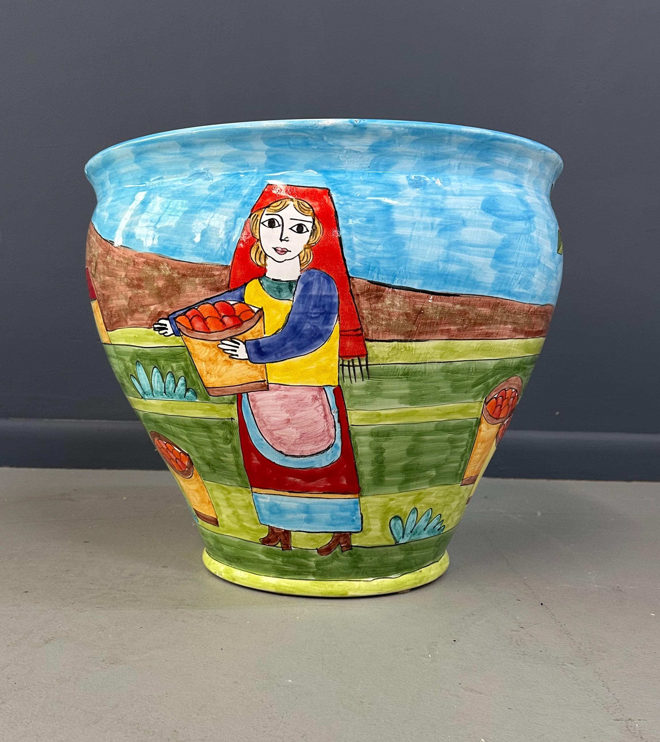 Questa fioriera grande in ceramica Nino Parrucca degli anni '90 è un'aggiunta vivace a qualsiasi casa o giardino. Realizzato a mano con colori vivaci che raffigurano scene di vita rurale, questo vaso aggiungerà un tocco artistico alle tue piante. Le