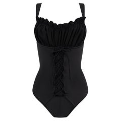 Maillot de bain une pièce à volants et à lacets noir Norma Kamali des années 1990