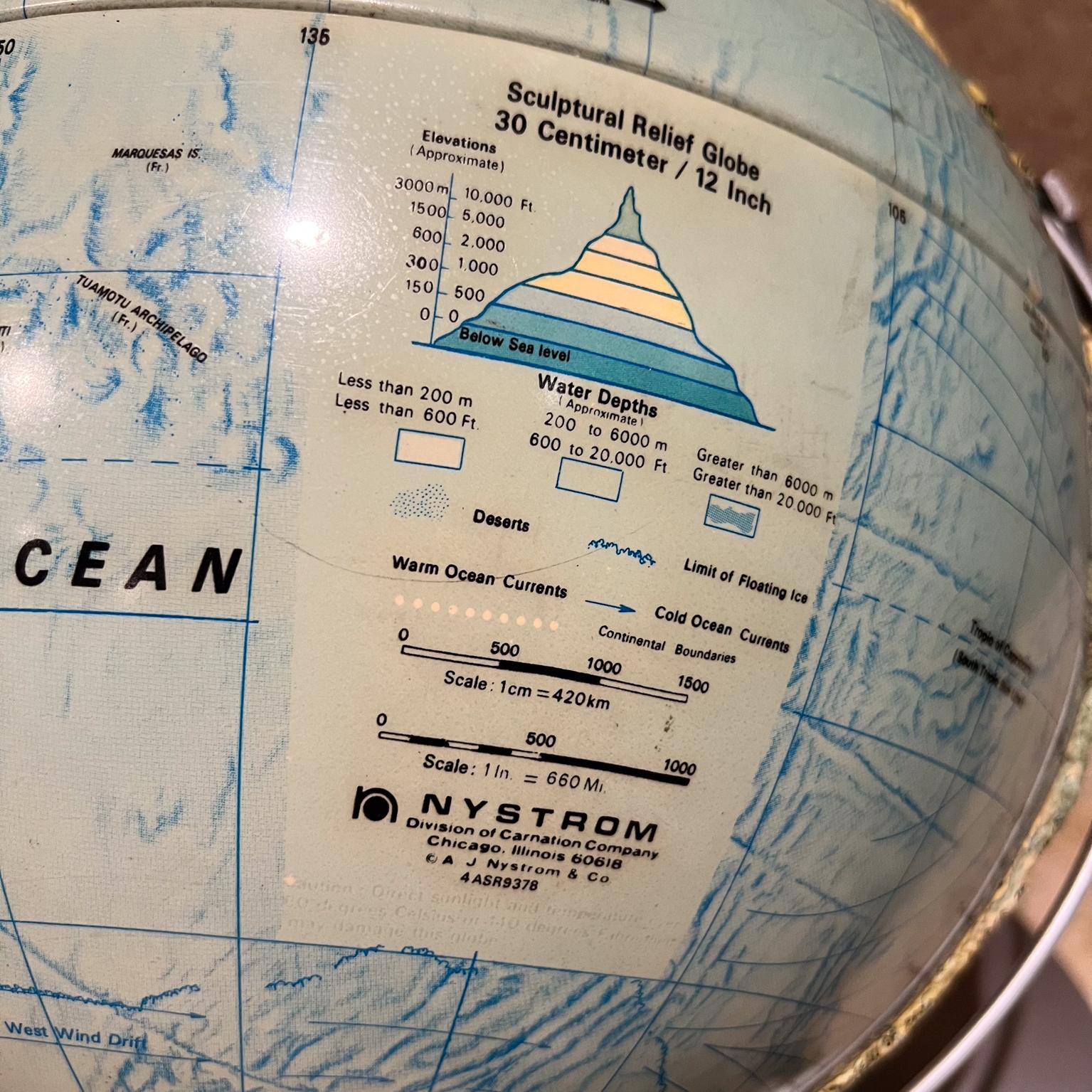 Globo terrestre scultoreo a rilievo di Nystrom degli anni '90
16 H. x 13 L. x 12 D.
Condizioni originali d'epoca
Fai riferimento alle immagini elencate.