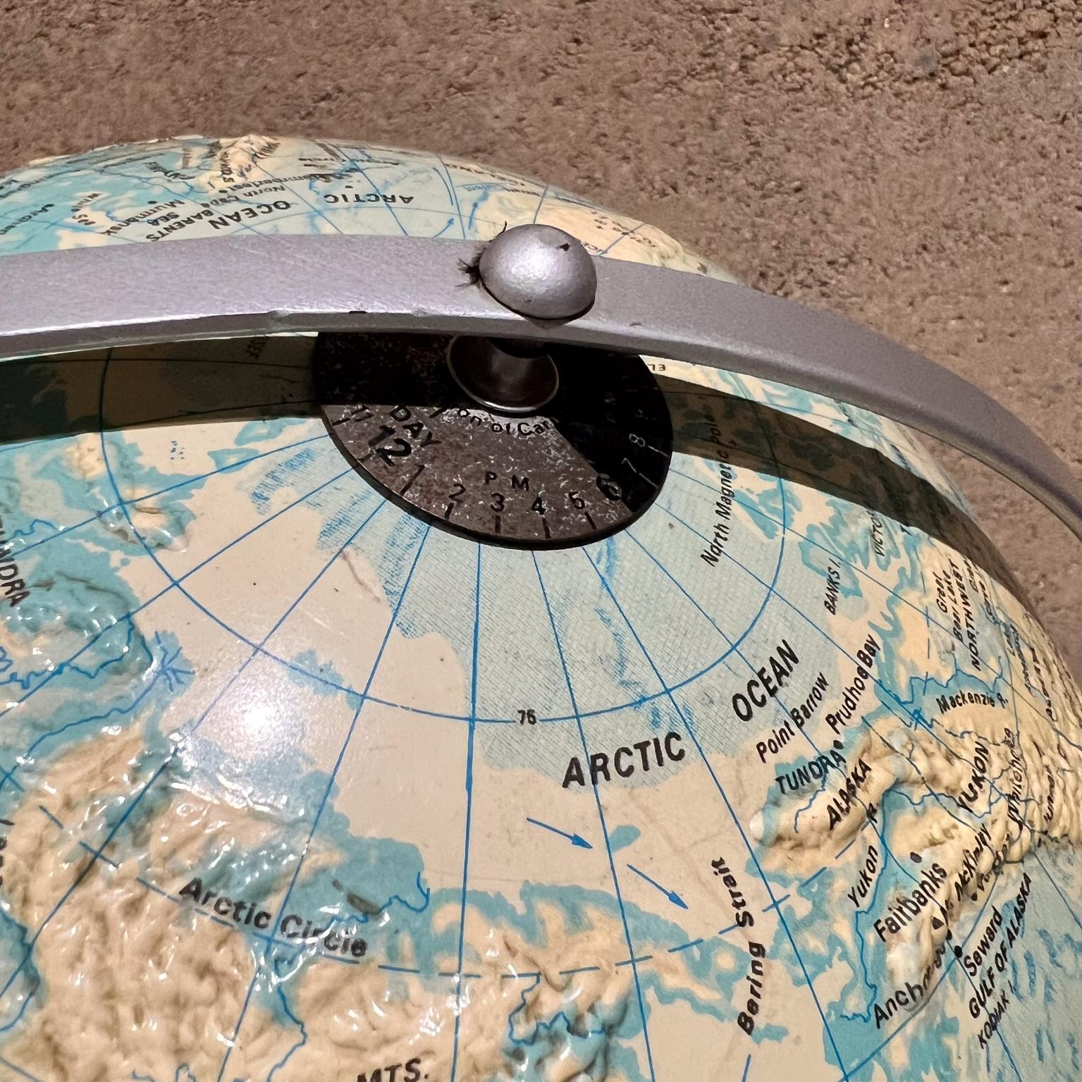 Moderno Globo terrestre scultoreo a rilievo di Nystrom degli anni '90 in vendita