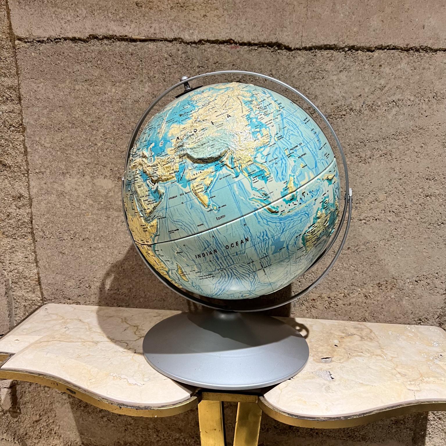 Americano Globo terrestre scultoreo a rilievo di Nystrom degli anni '90 in vendita