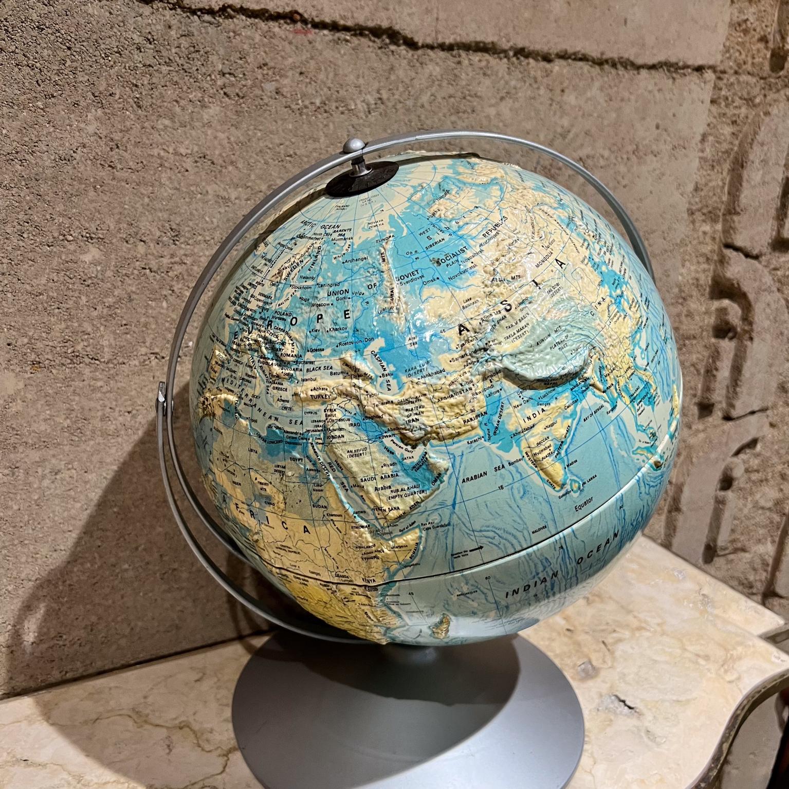 Globo terrestre scultoreo a rilievo di Nystrom degli anni '90 In condizioni buone in vendita a Chula Vista, CA