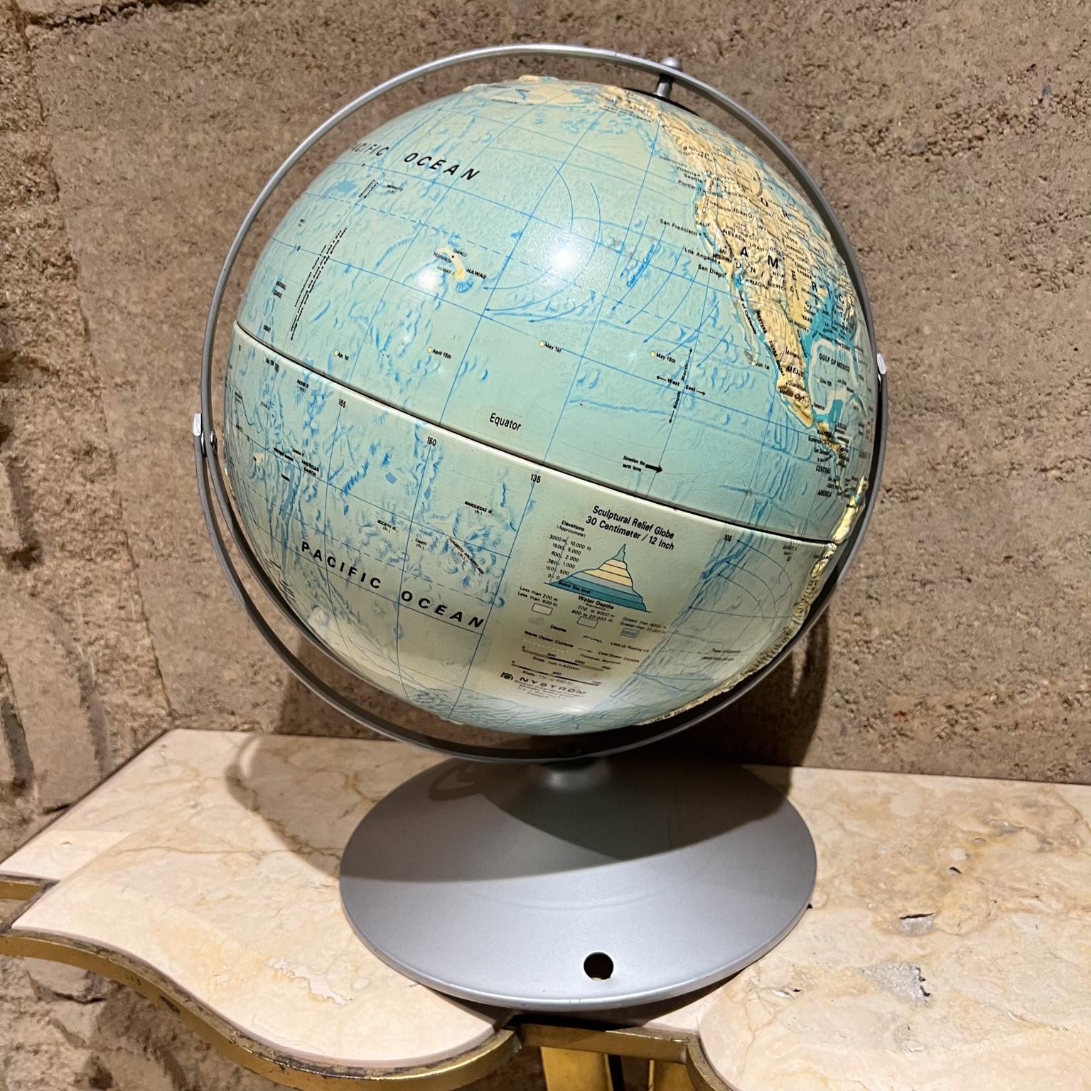 Metallo Globo terrestre scultoreo a rilievo di Nystrom degli anni '90 in vendita