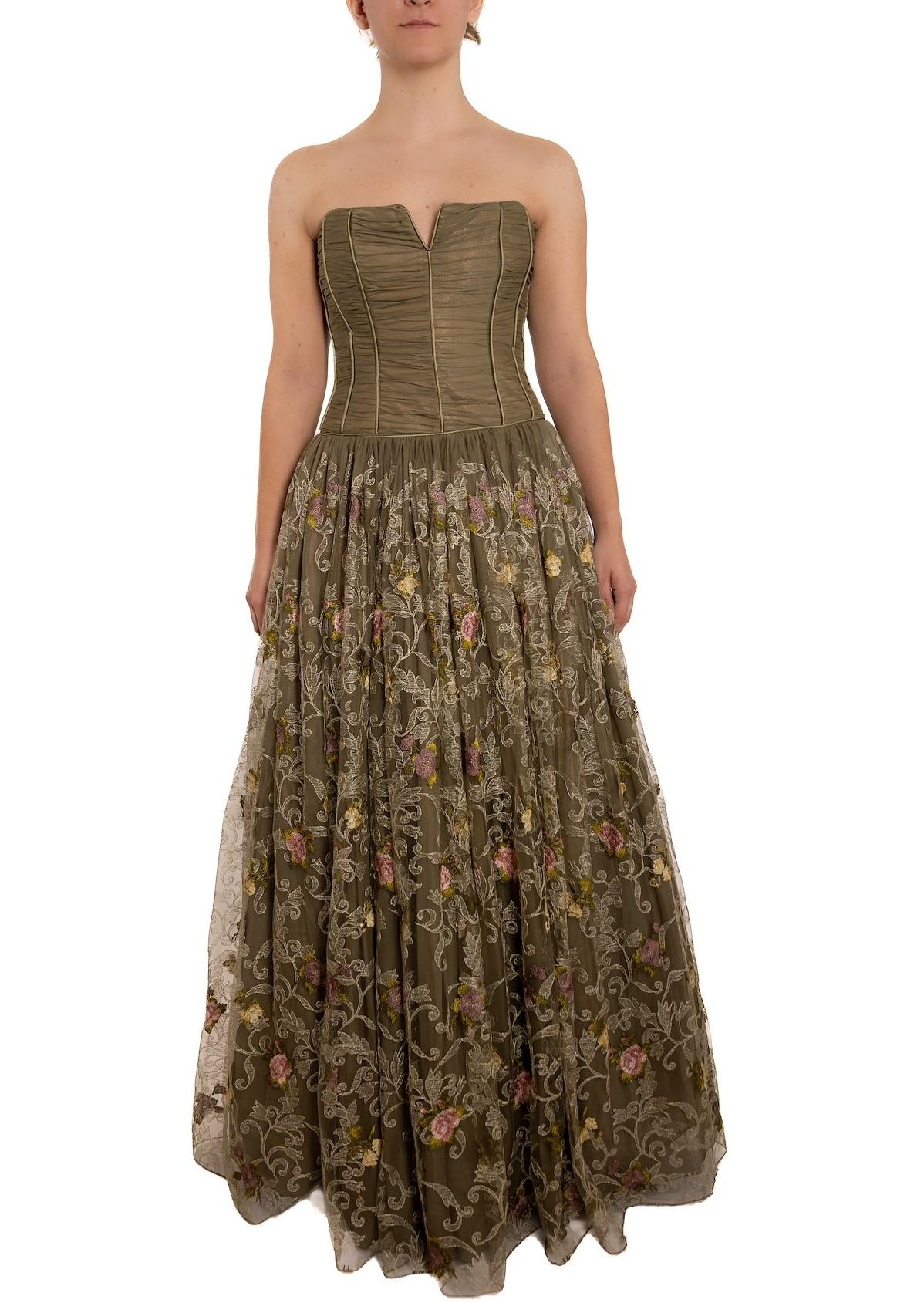 1990S Robe de bal en mousseline de soie sans bretelles vert olive avec fleurs brodées roses et feuilles argentées