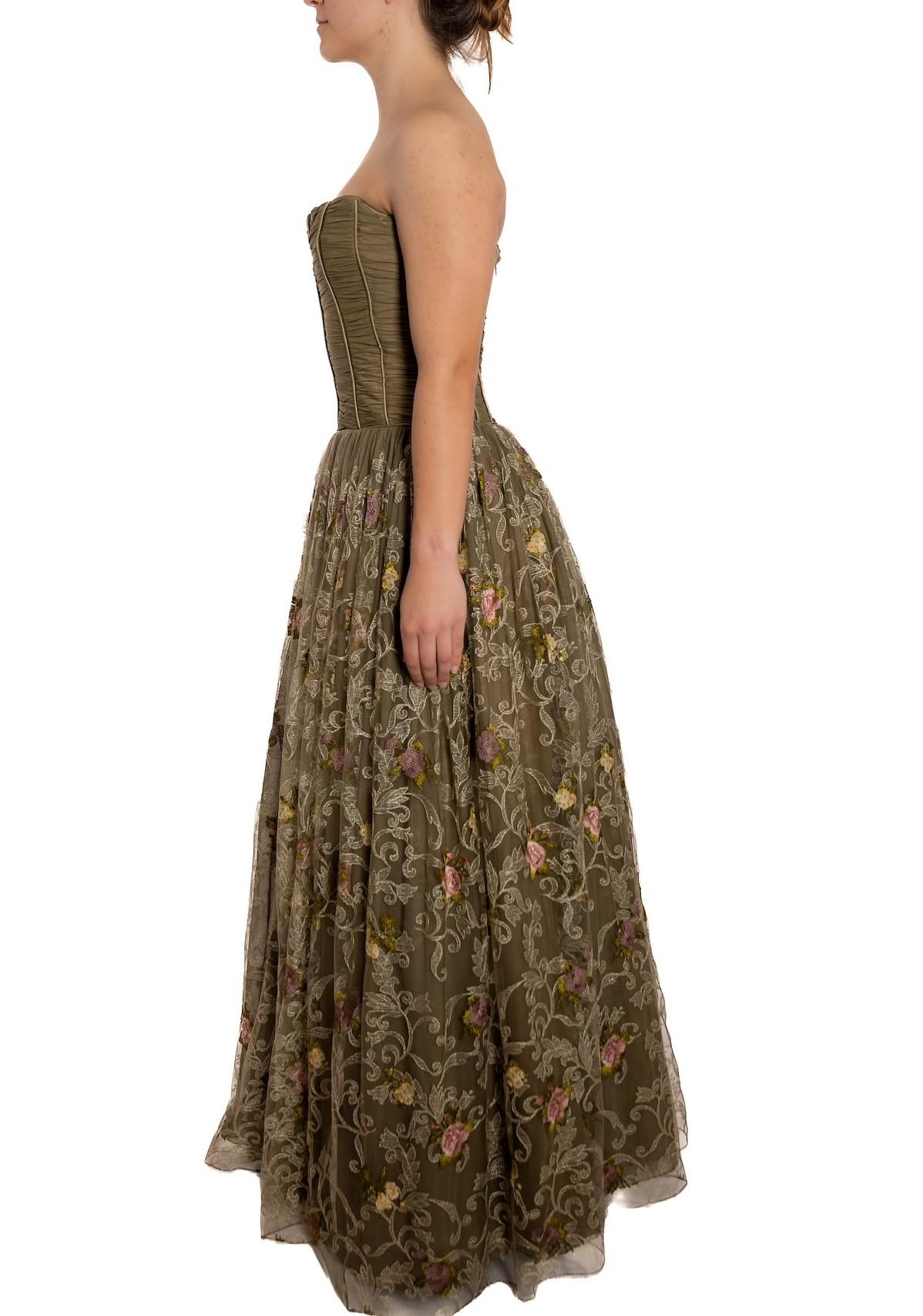 Marron 1990S Robe de bal en mousseline de soie sans bretelles vert olive avec fleurs brodées roses en vente