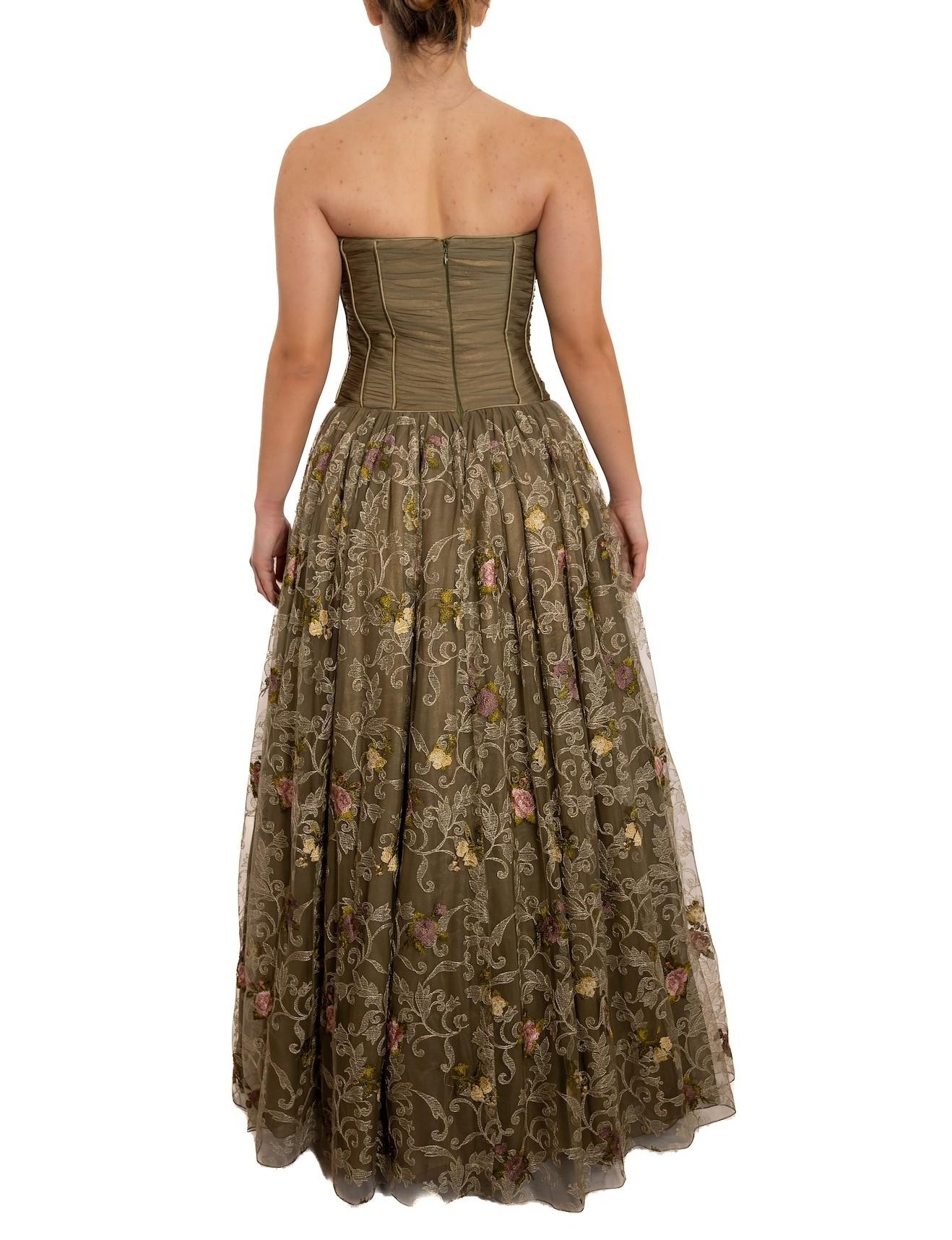 1990S Robe de bal en mousseline de soie sans bretelles vert olive avec fleurs brodées roses Bon état - En vente à New York, NY