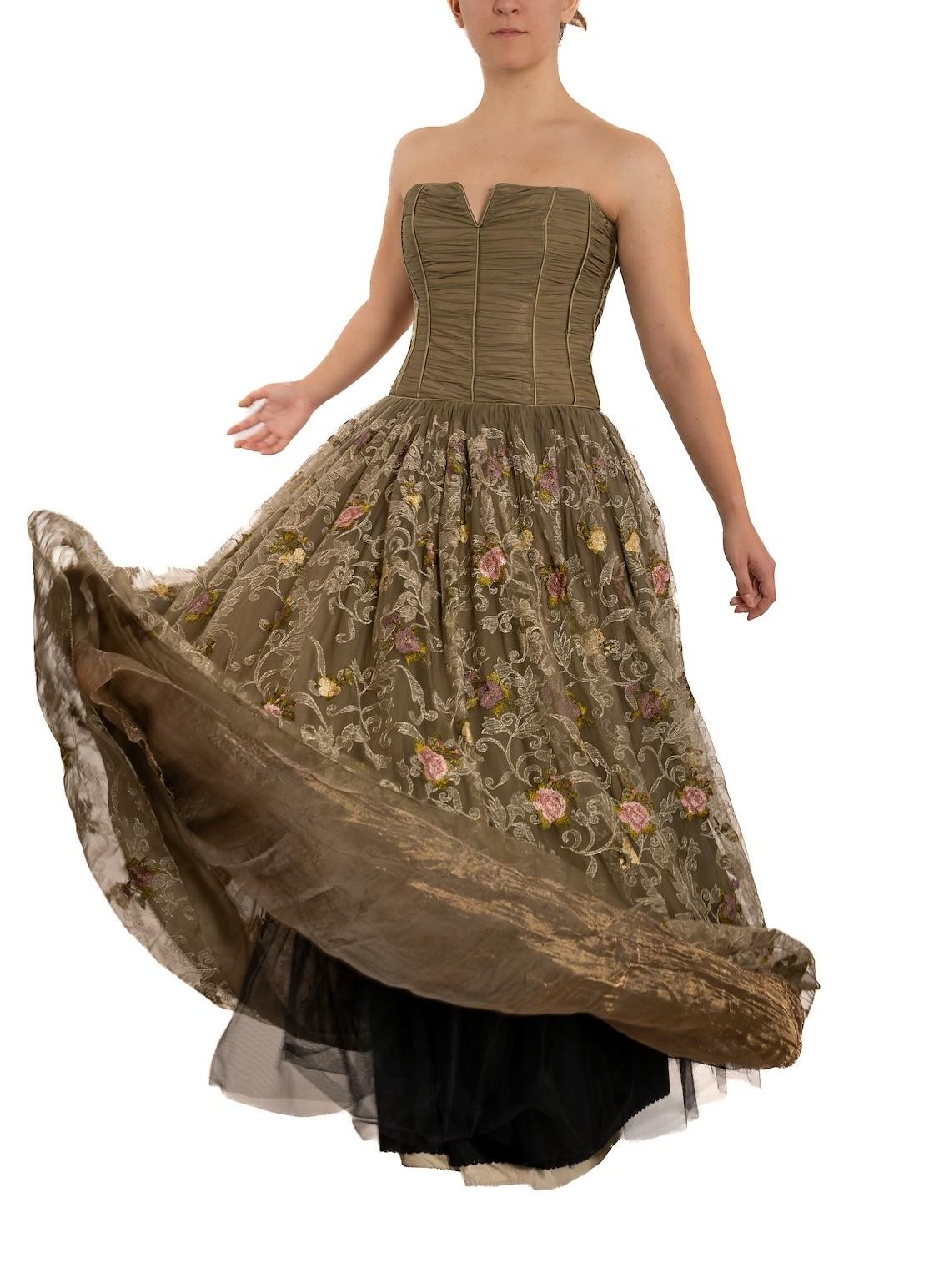 1990S Robe de bal en mousseline de soie sans bretelles vert olive avec fleurs brodées roses en vente 1