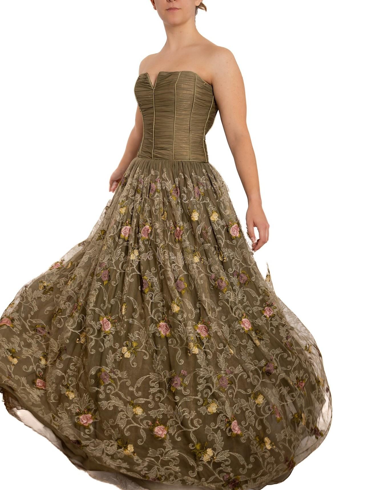 1990S Robe de bal en mousseline de soie sans bretelles vert olive avec fleurs brodées roses en vente 2