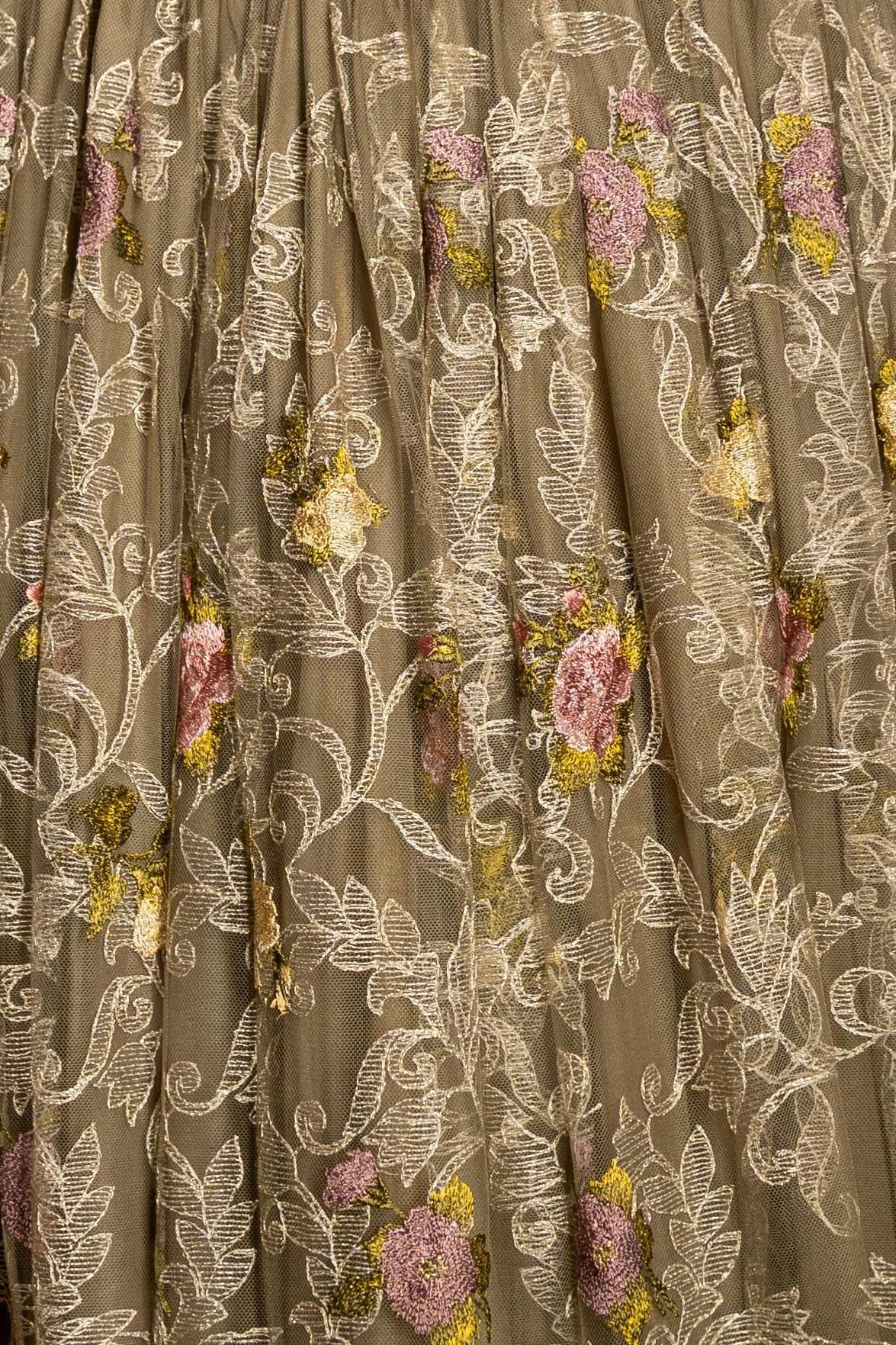 1990S Robe de bal en mousseline de soie sans bretelles vert olive avec fleurs brodées roses en vente 3