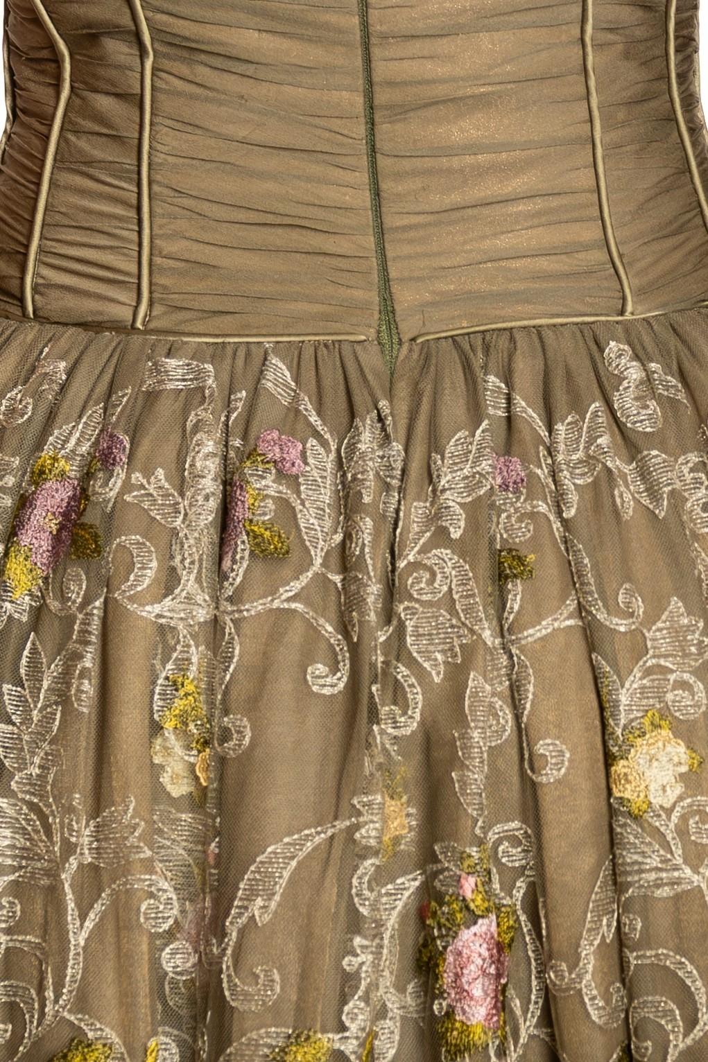 1990S Robe de bal en mousseline de soie sans bretelles vert olive avec fleurs brodées roses en vente 4