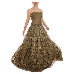 1990S Robe de bal en mousseline de soie sans bretelles vert olive avec fleurs brodées roses