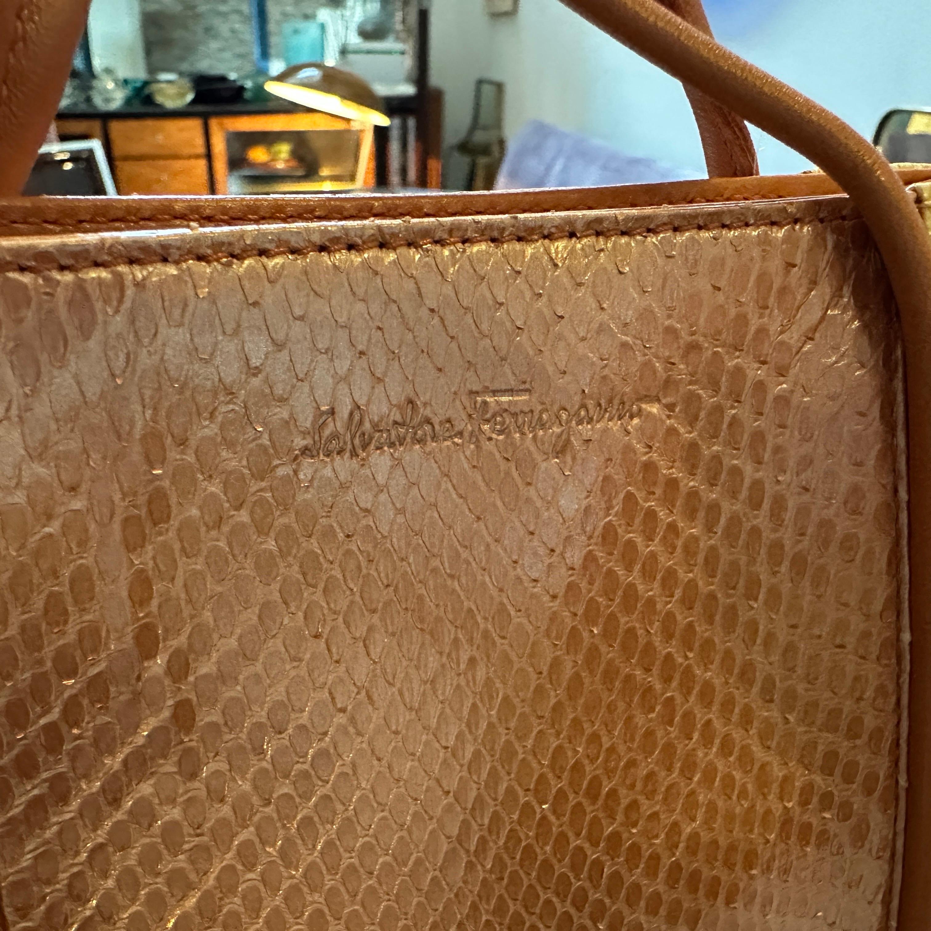 Bolso de asa superior de piel naranja, marrón y amarilla de los años 90 de Salvatore Ferragamo en venta 6