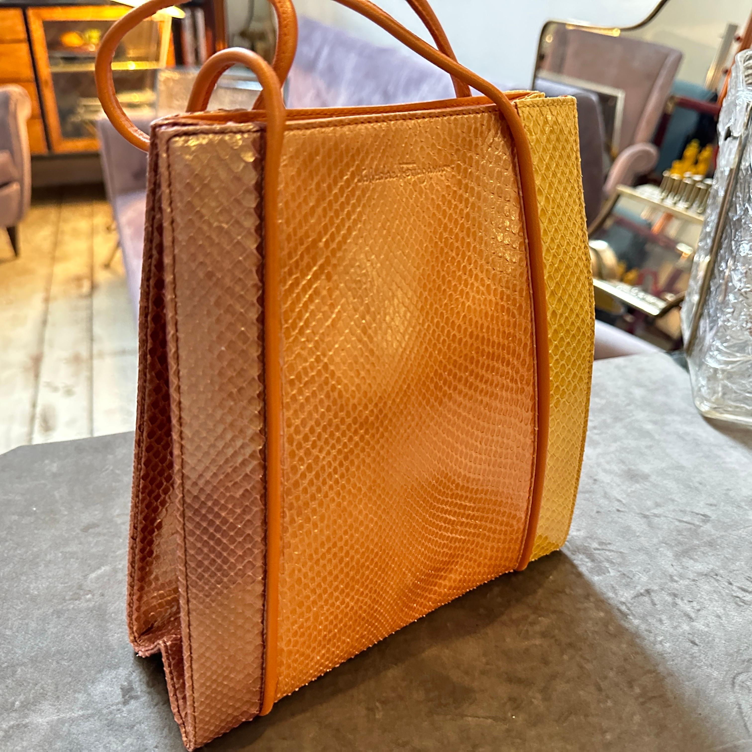 Elegante bolso de asa superior de piel con relieve de pitón multitono Salvatore Ferragamo de los años 90
Descubre una pieza atemporal del lujo italiano con este exquisito bolso vintage de asa superior de Salvatore Ferragamo, que data de la década de