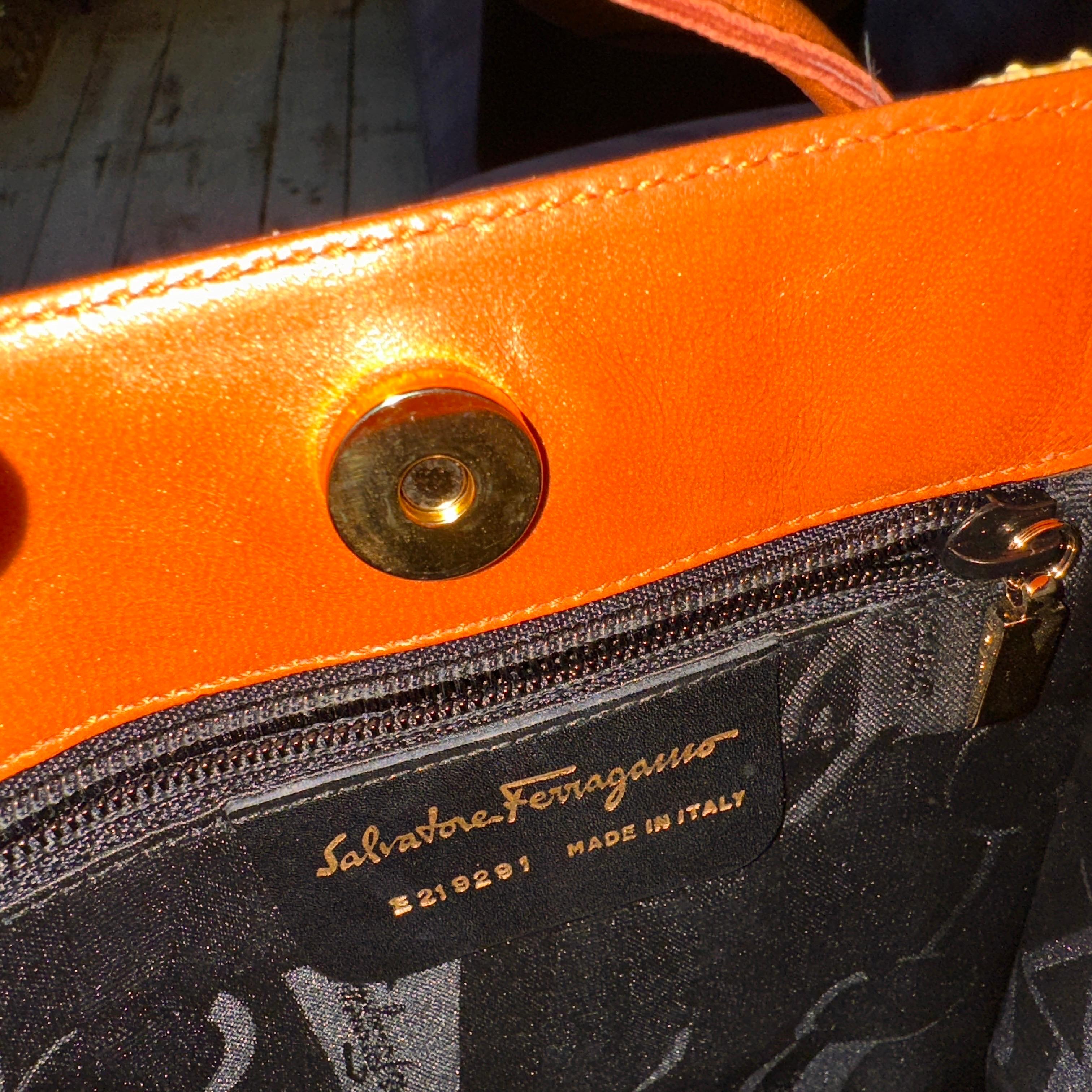 Bolso de asa superior de piel naranja, marrón y amarilla de los años 90 de Salvatore Ferragamo Naranja en venta