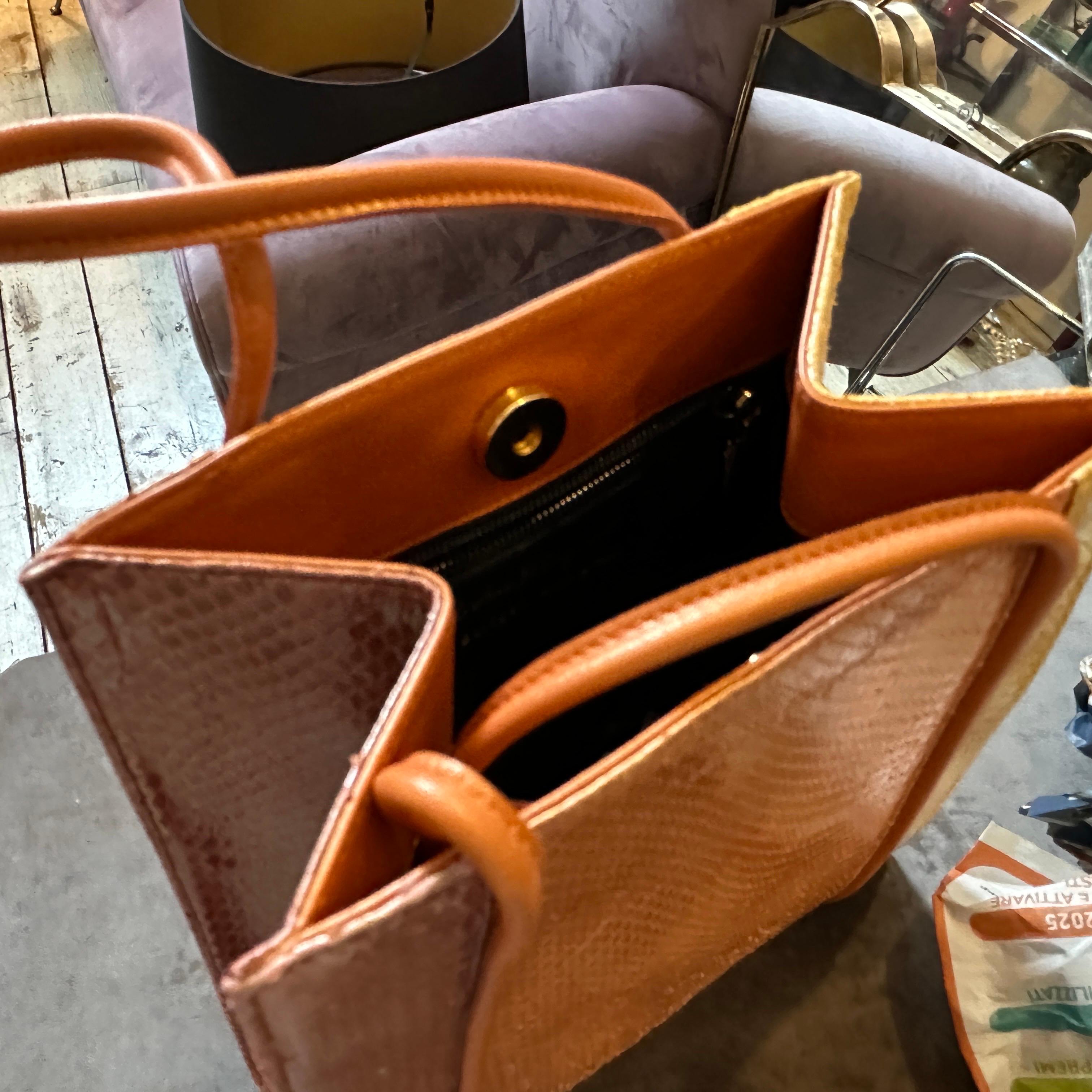 De las mujeres Bolso de asa superior de piel naranja, marrón y amarilla de los años 90 de Salvatore Ferragamo en venta