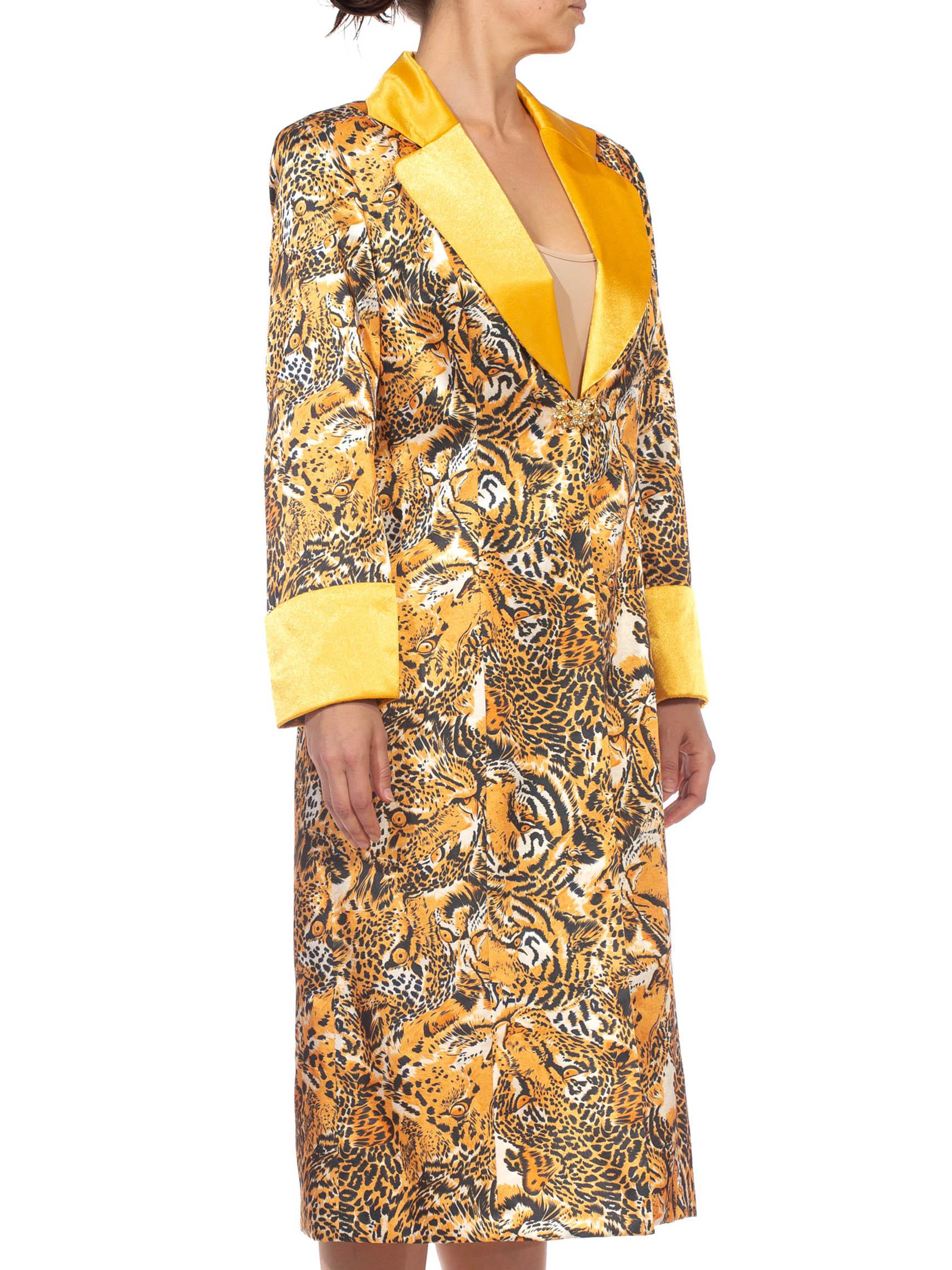 Chaqueta larga de poliacetato satinado con estampado de leopardo y tigre naranja 1990S en Excelente Estado en New York, NY