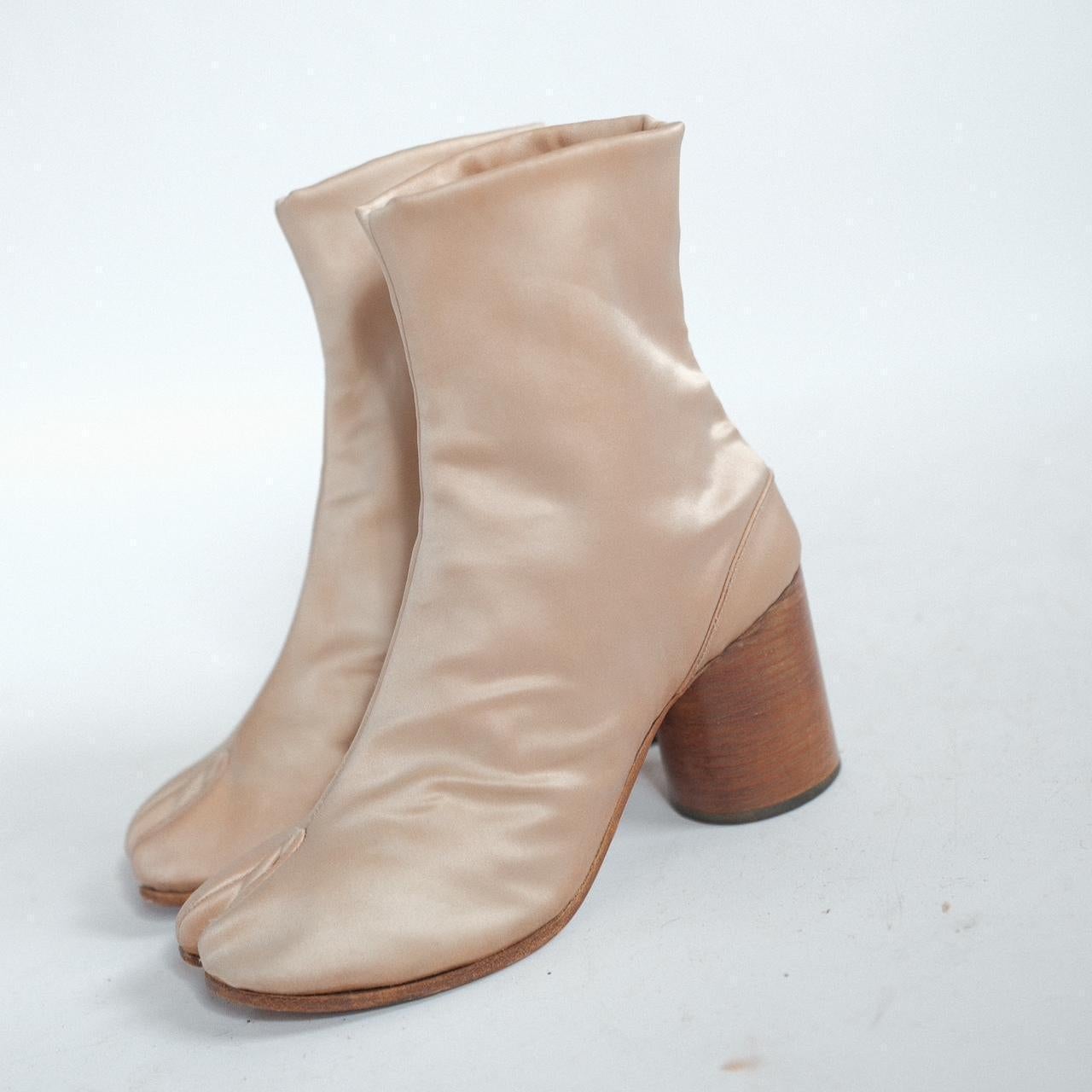 1990s Original Margiela Tabi Boots Gold Satin In Fair Condition For Sale In Berlin, DE