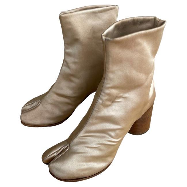 1990s Original Margiela Tabi Boots
Gold Beige satin Size EU 41


Collectors, archivers and serious fashion lovers this is for you.

From the fall 1998 runway collection
Part of Margiela’s 1 line before footwear became part of the 22 line

Satin