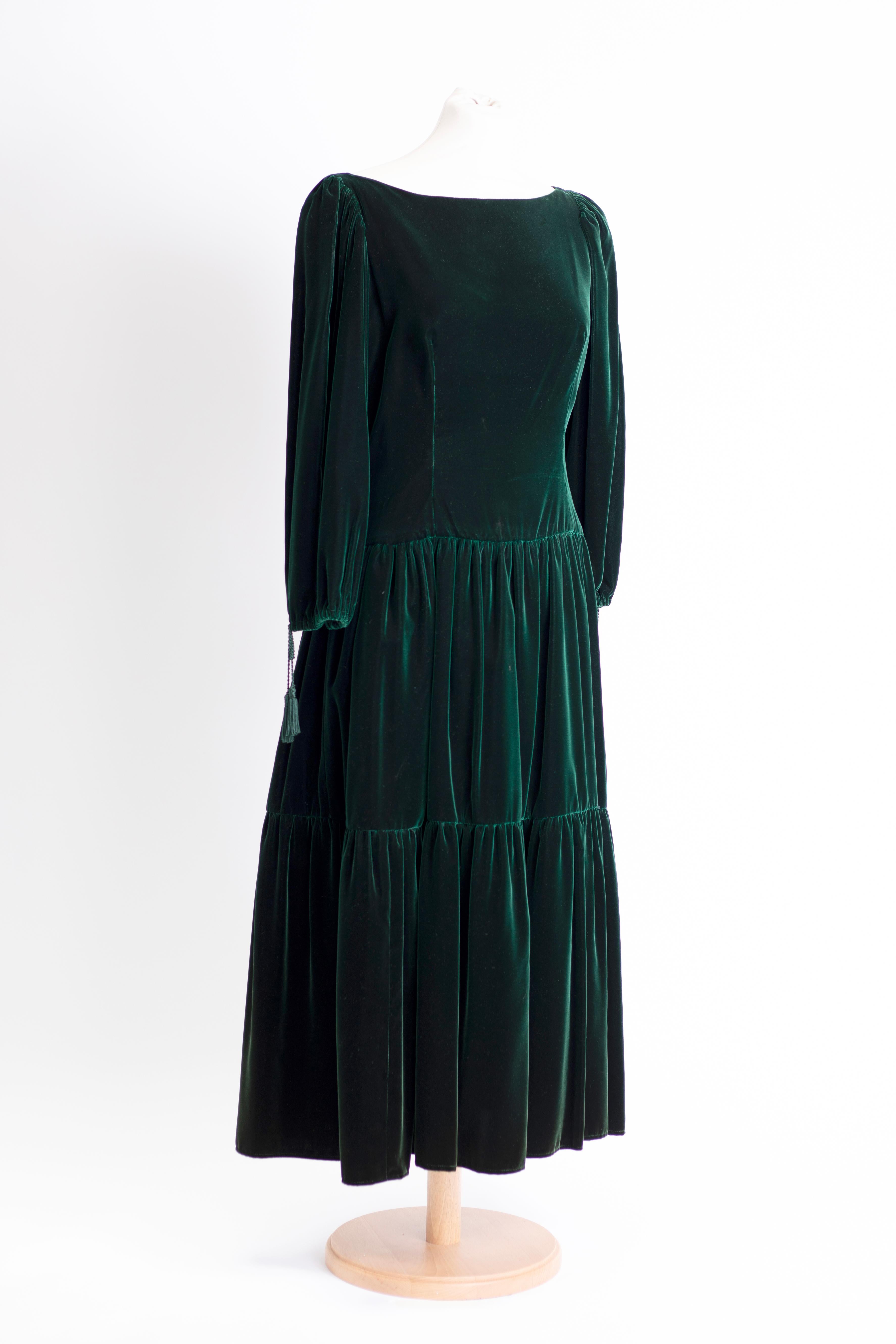 Beautiful midi length velvet ruffled dress with 3/4 puff sleeves and woven tassels. with boat neckline.

Óscar Arístides Renta Fiallo (22 July 1932 – 20 October 2014), known professionally as Oscar de la Renta, was a Dominican fashion designer. Born