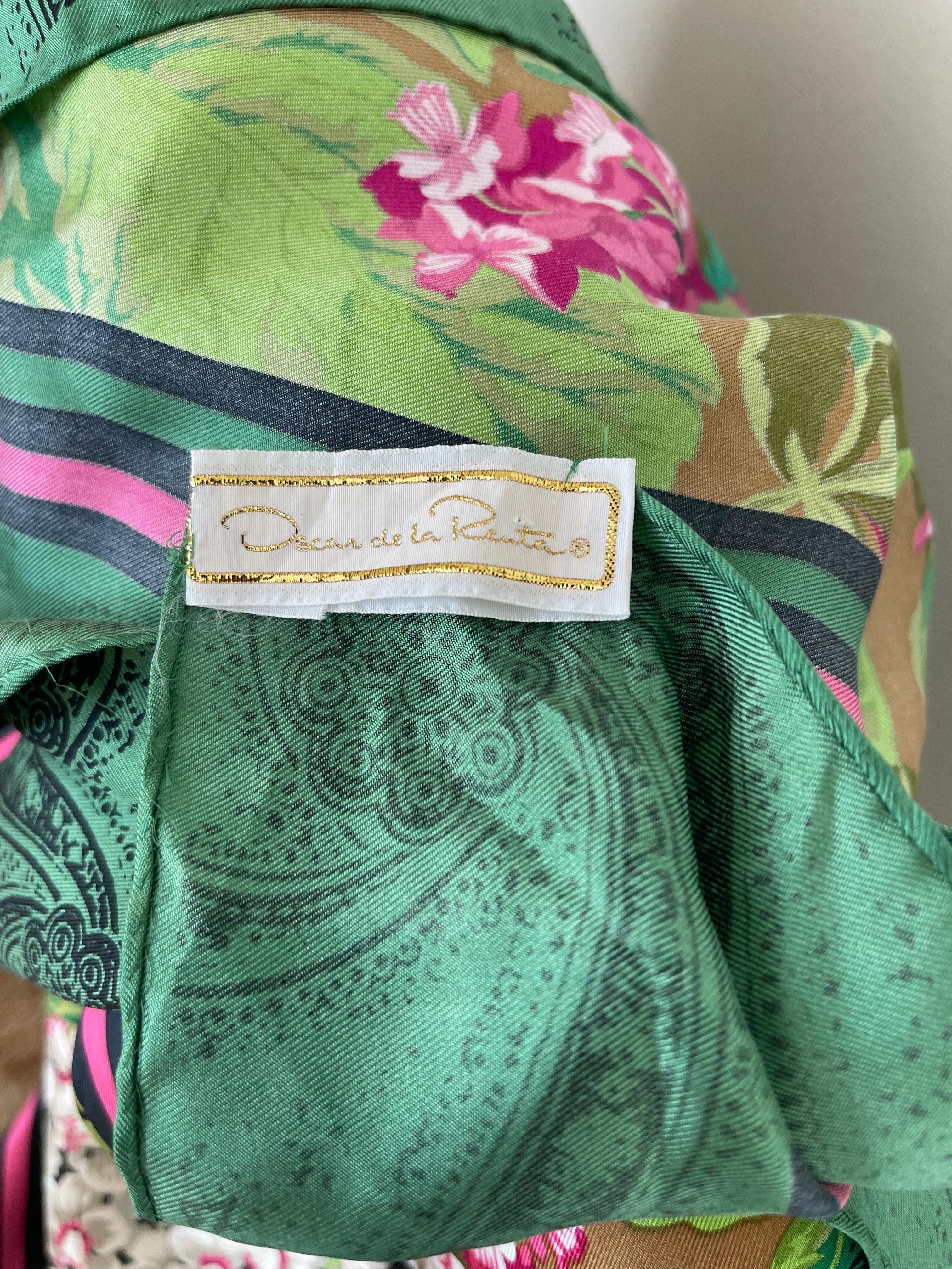 1990 OSCAR DE LA RENTA collection or foulard en soie ! Des couleurs vibrantes de verts, de roses et de noirs. Bord et centre en marguerite avec des fleurs d'hortensia entre les deux. Bords roulés à la main. Peut être porté de différentes manières.