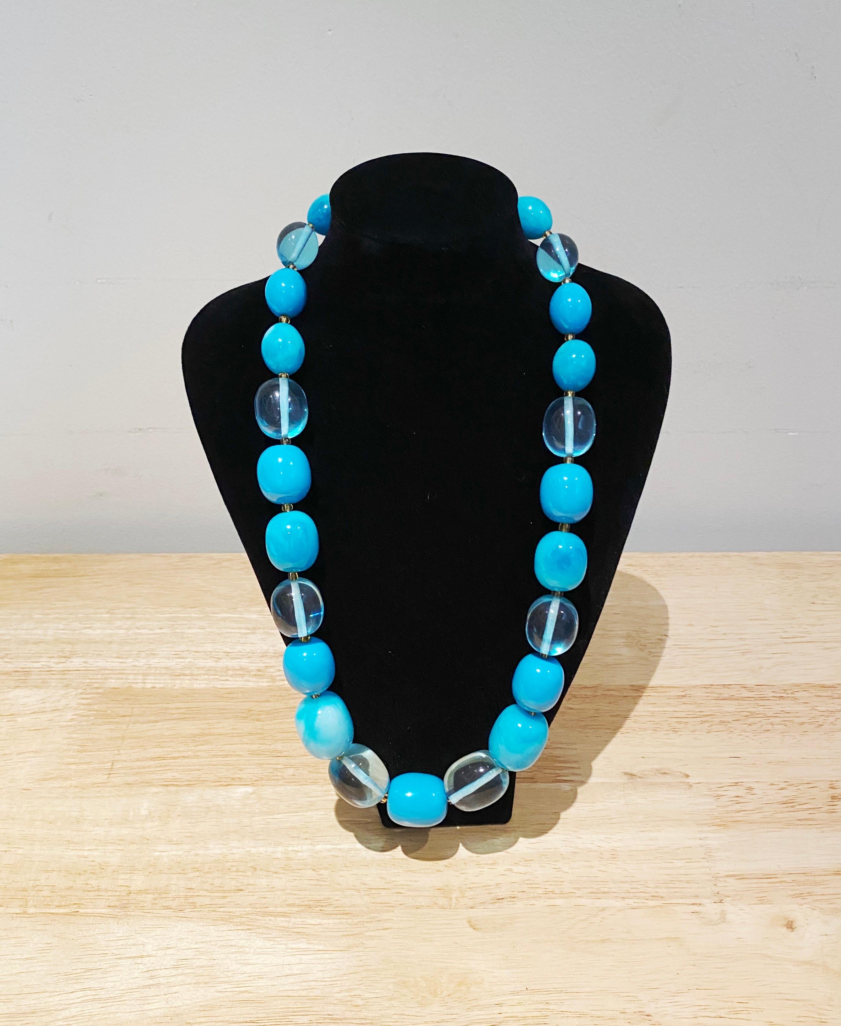 A beautiful shimmery turquoise lucite bead statement necklace by couture designer, Oscar de la Renta. Circa, 1990s.  Adjustable in length. This necklace is in excellent condition and a wonderful collectors item. 