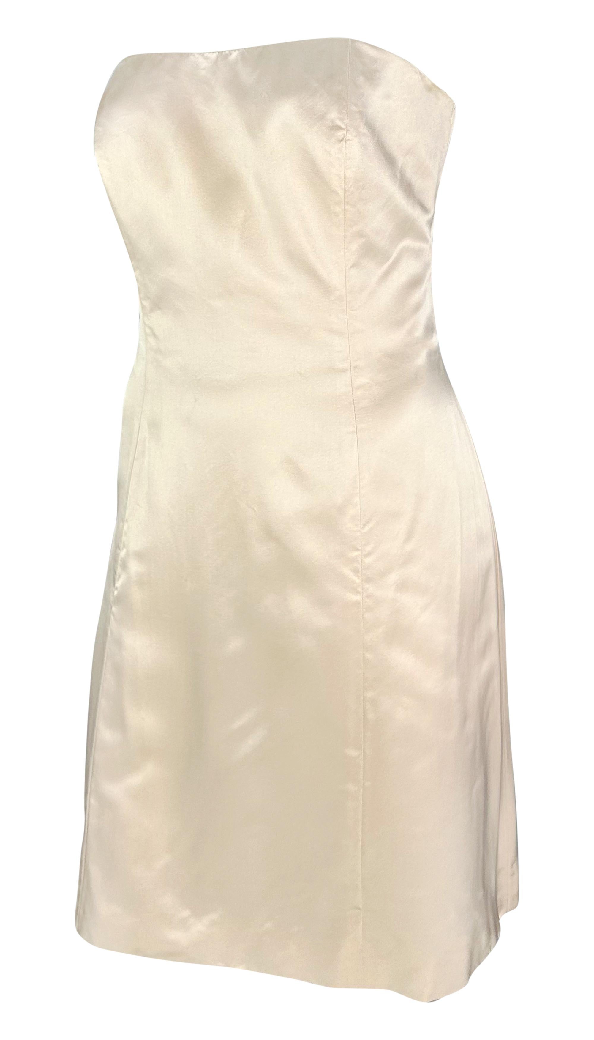 This 1990s Oscar de la Renta strapless mini dress is crafted in pastel pink with a classic flare silhouette. The dress features a structured bodice and an A-line skirt, offering a simple yet elegant design.

Approximate measurements:
Size -