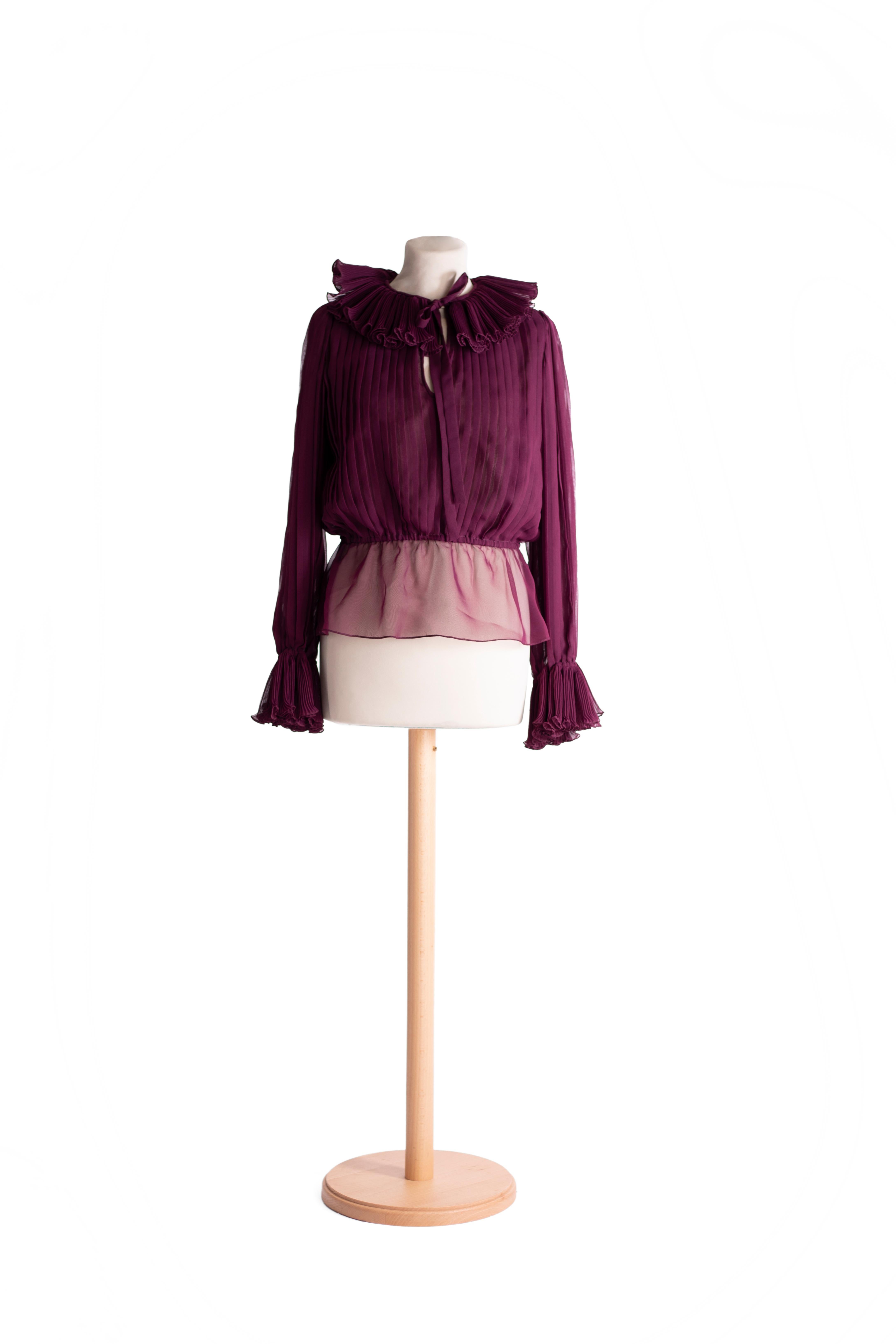 1990s Oscar de la Renta plum-colored pleated blouse in oversize crepe, elastic waist, collar and wide lapels.

Size: M

Length: 58 cm
Waist: 73 cm