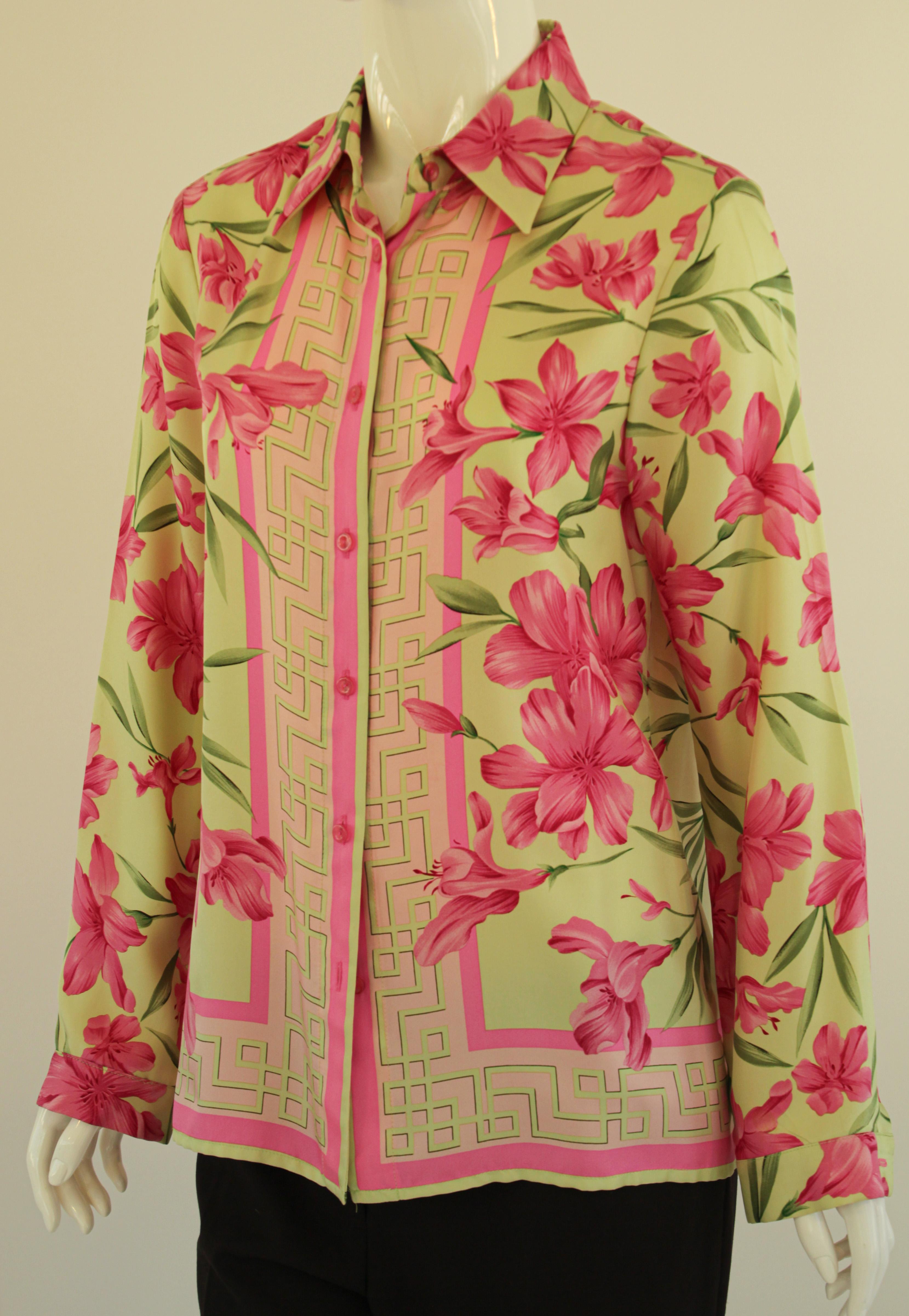 Oscar de la Renta, Oscar by Oscar De la Renta stampa fiori della passione multicolore, rosa e verde, camicetta in seta dai toni intensi.
Camicetta vintage anni '90 con stampa floreale tropicale verde giada e rosa. 
Pura seta di medio peso,