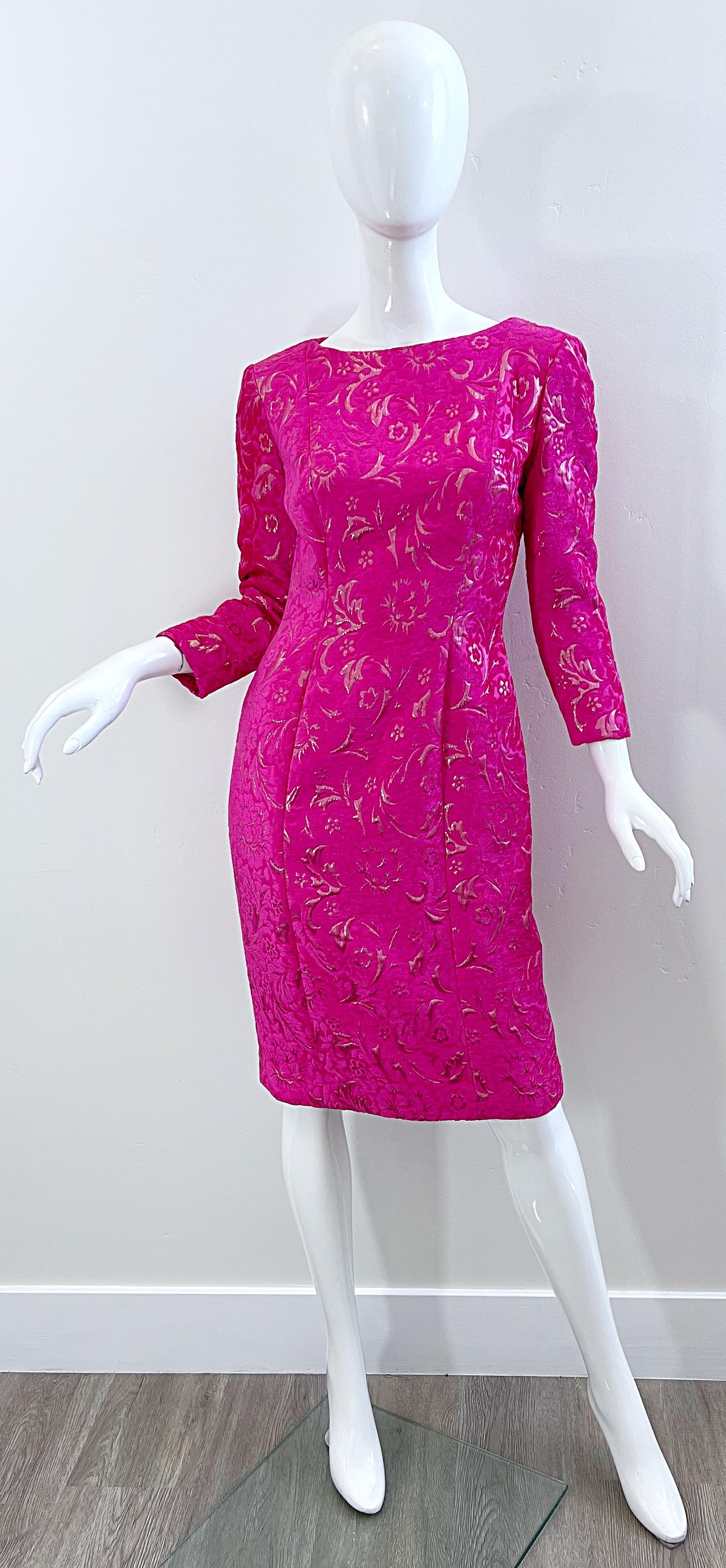 Elegante vestido de manga 3/4 de chenilla, algodón y seda de color rosa y oro rosa metalizado de principios de los años 2000 de OSCAR DE LA RENTA para Saks 5th Avenue. Presenta un tejido supersuave con detalles metálicos en oro rosa. Cremallera