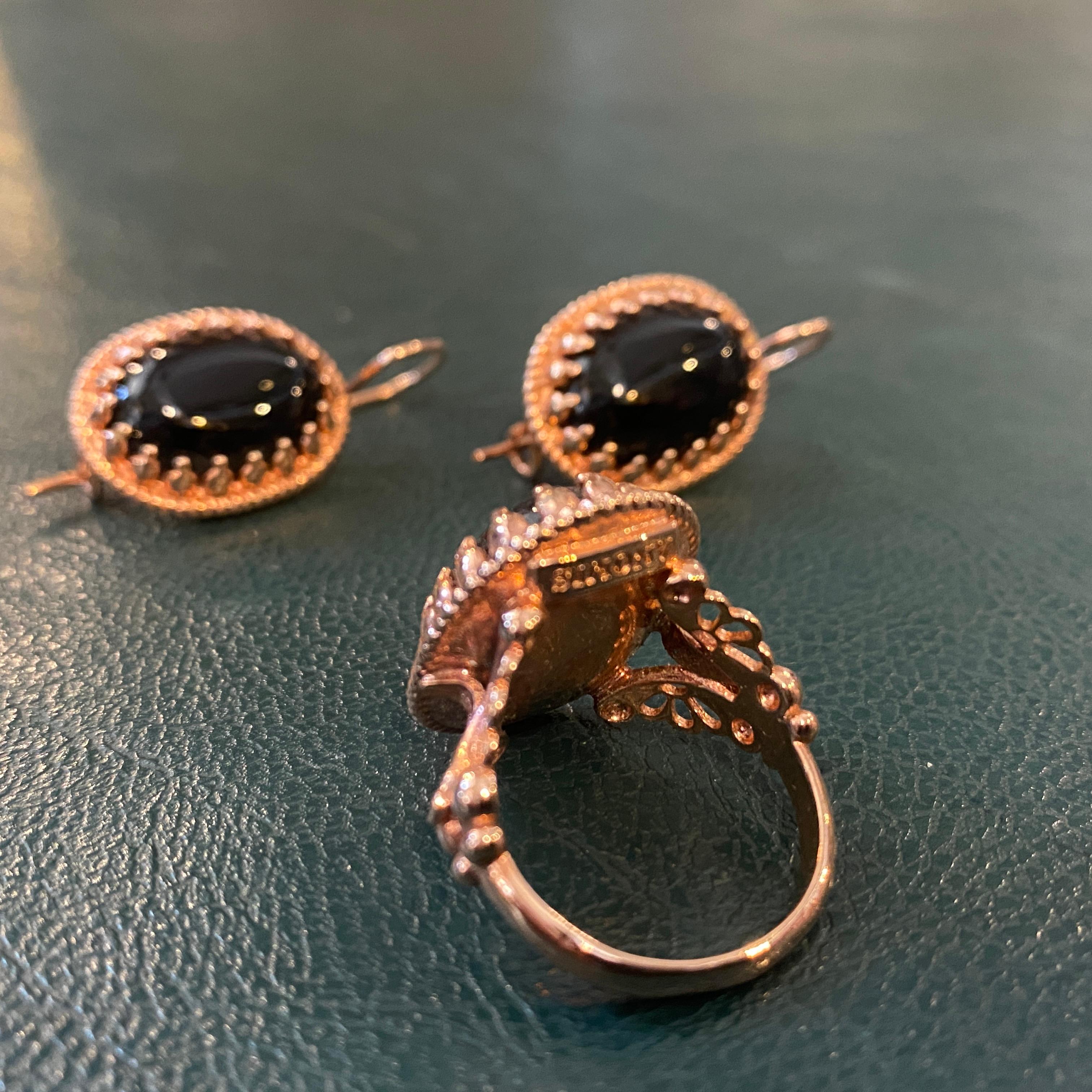 Eine nie getragene Parure, bestehend aus einem Ring aus Messing und einem ovalen Onyx-Cabochon und einem Paar Ohrringe, entworfen und hergestellt in Italien von Anomis
