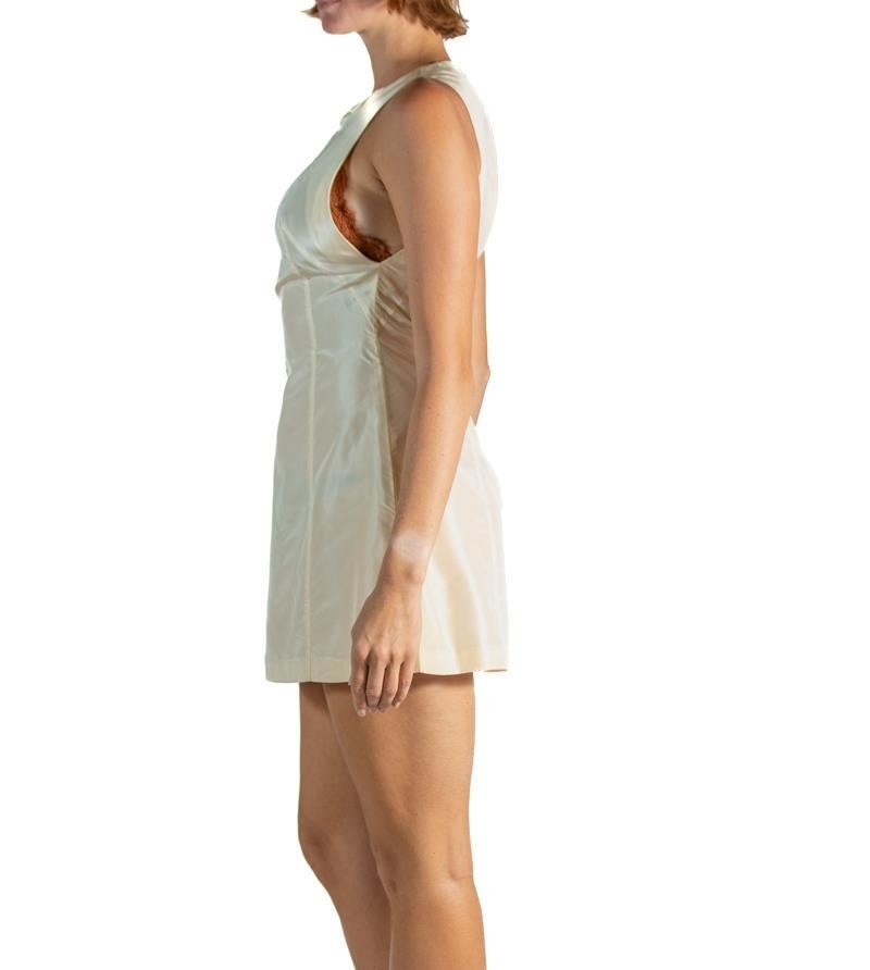 Decennio: 1990s.

Materiale: Rayon.

Condizioni vintage: Eccellente.

Misure

Busto: 30 cm.

Vita: 29 pollici.

Fianchi: 38 pollici.

Lunghezza complessiva: 32 pollici.

USA: 4.