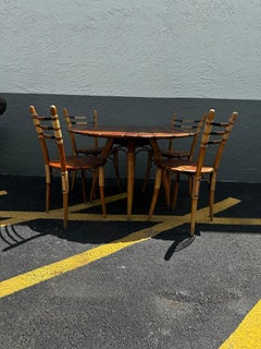 1990s Pacific Green Mesa de comedor redonda escultural Sillas de cordón de cuero, set de 5