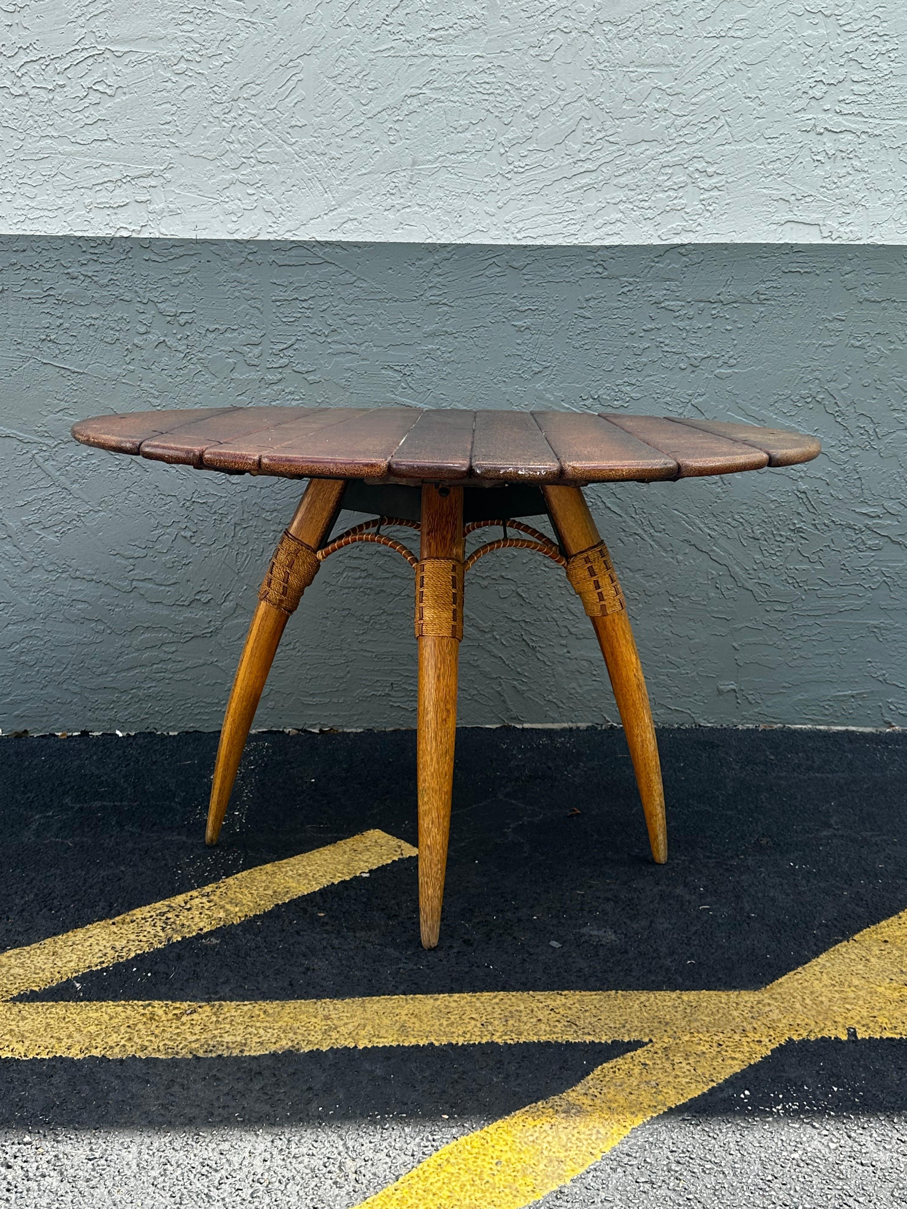 Tavolo da pranzo rotondo scultoreo Boho del 1990 in Pacific Green e sedie in pelle Corde in vendita 10