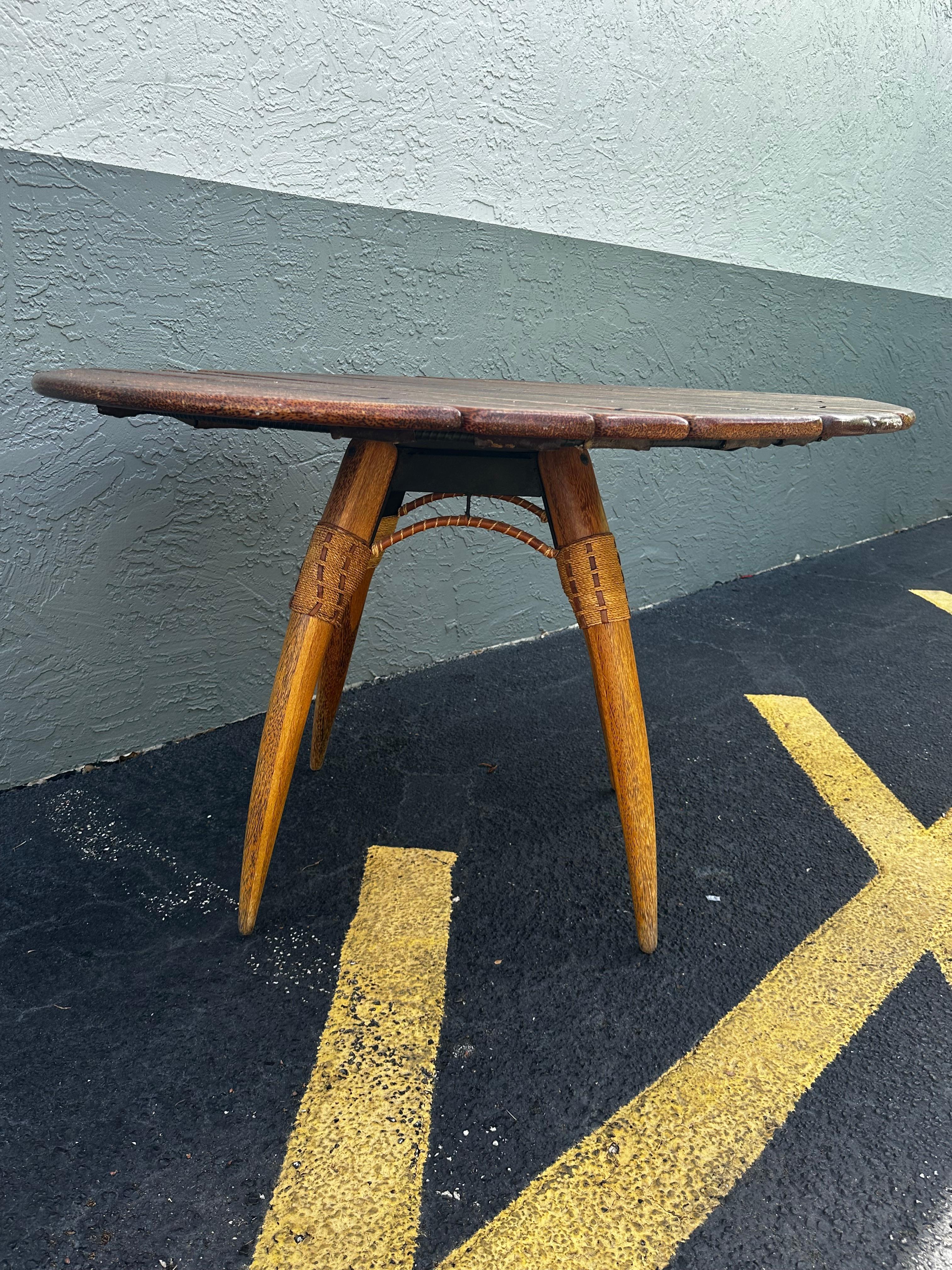 Tavolo da pranzo rotondo scultoreo Boho del 1990 in Pacific Green e sedie in pelle Corde in vendita 11